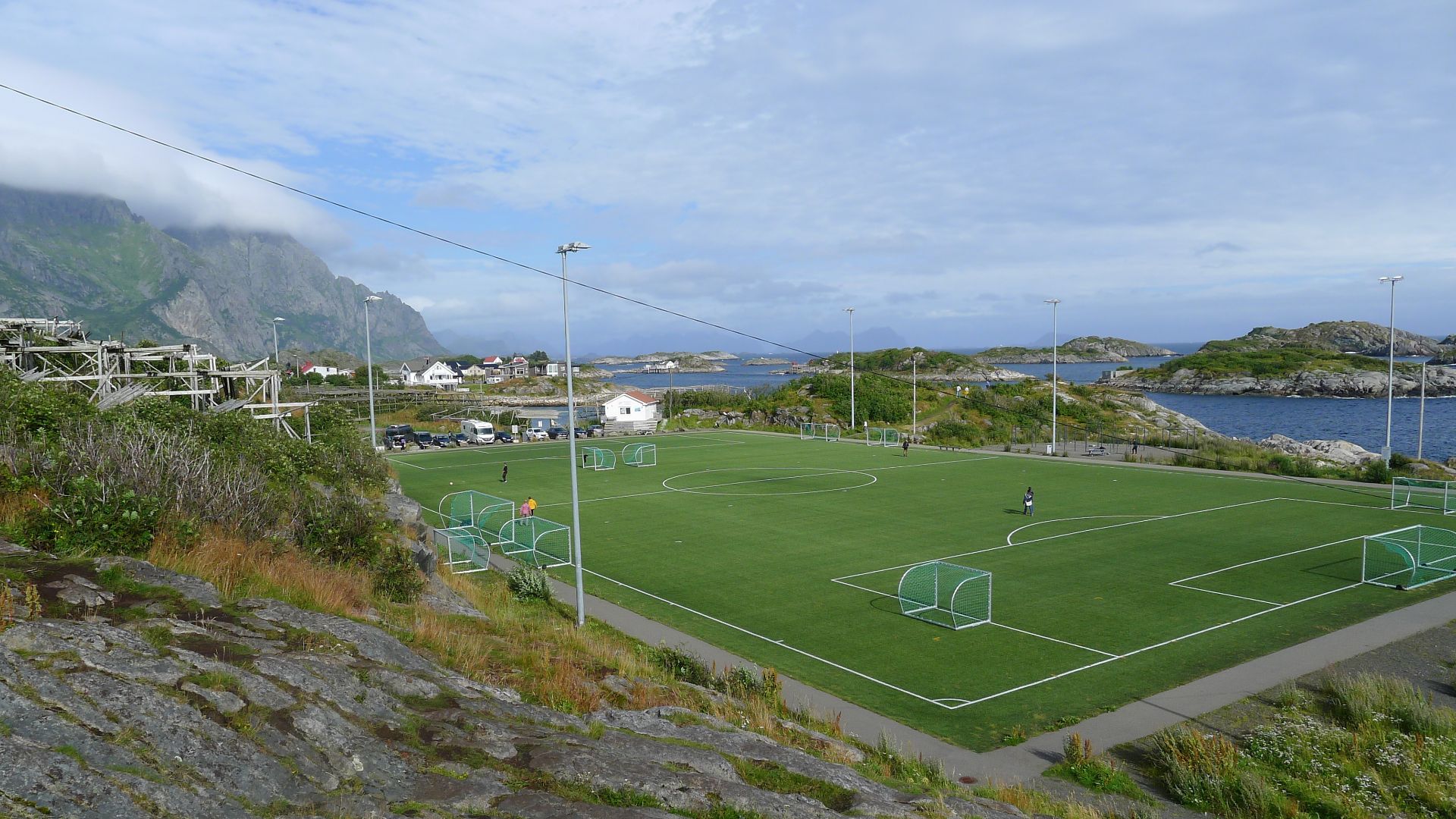 File:Campo da calcio di Henningsvaer.JPG