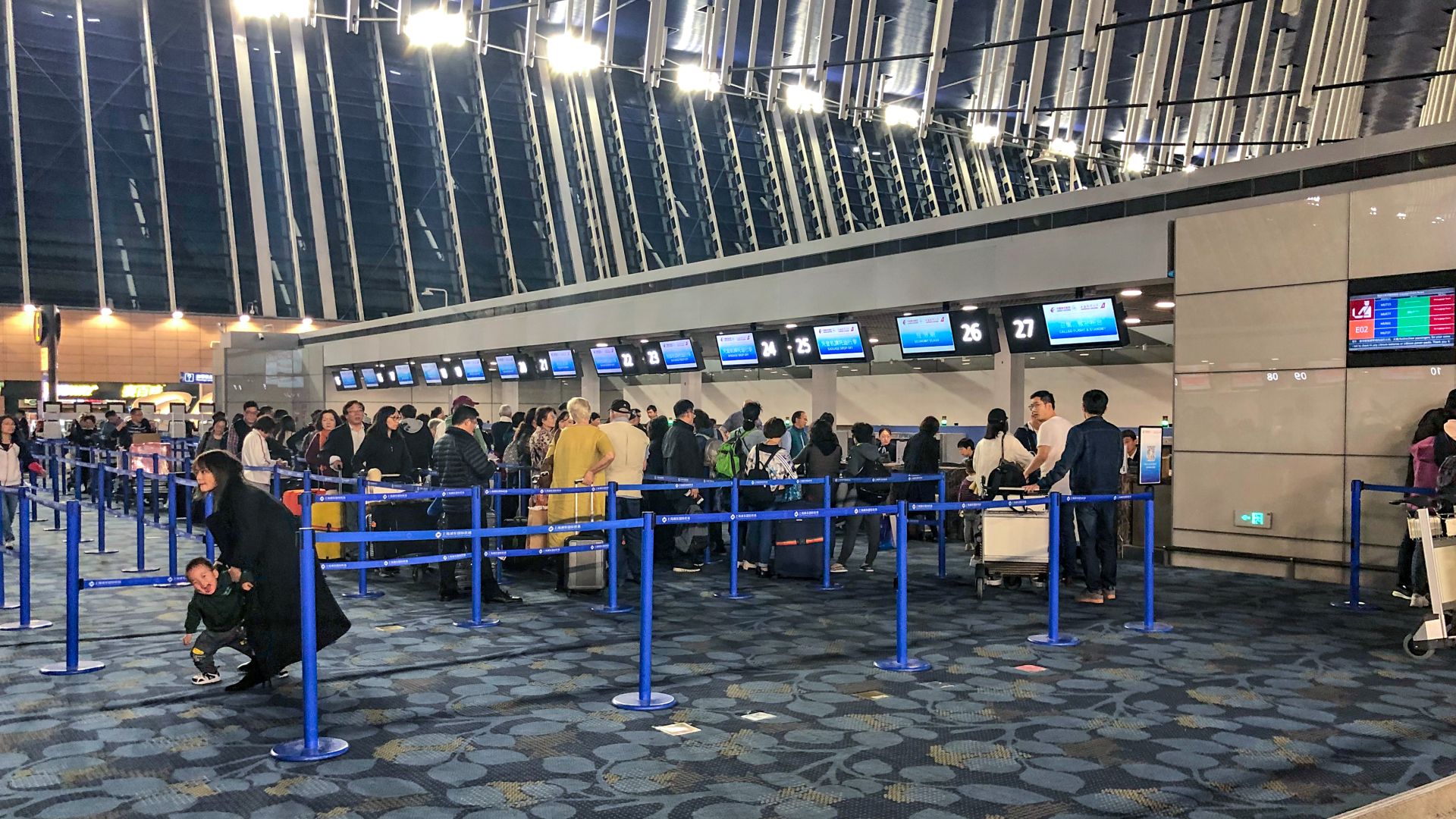 File:China Eastern Airlines check-in area E at ZSPD T1 (20191112181509).jpg