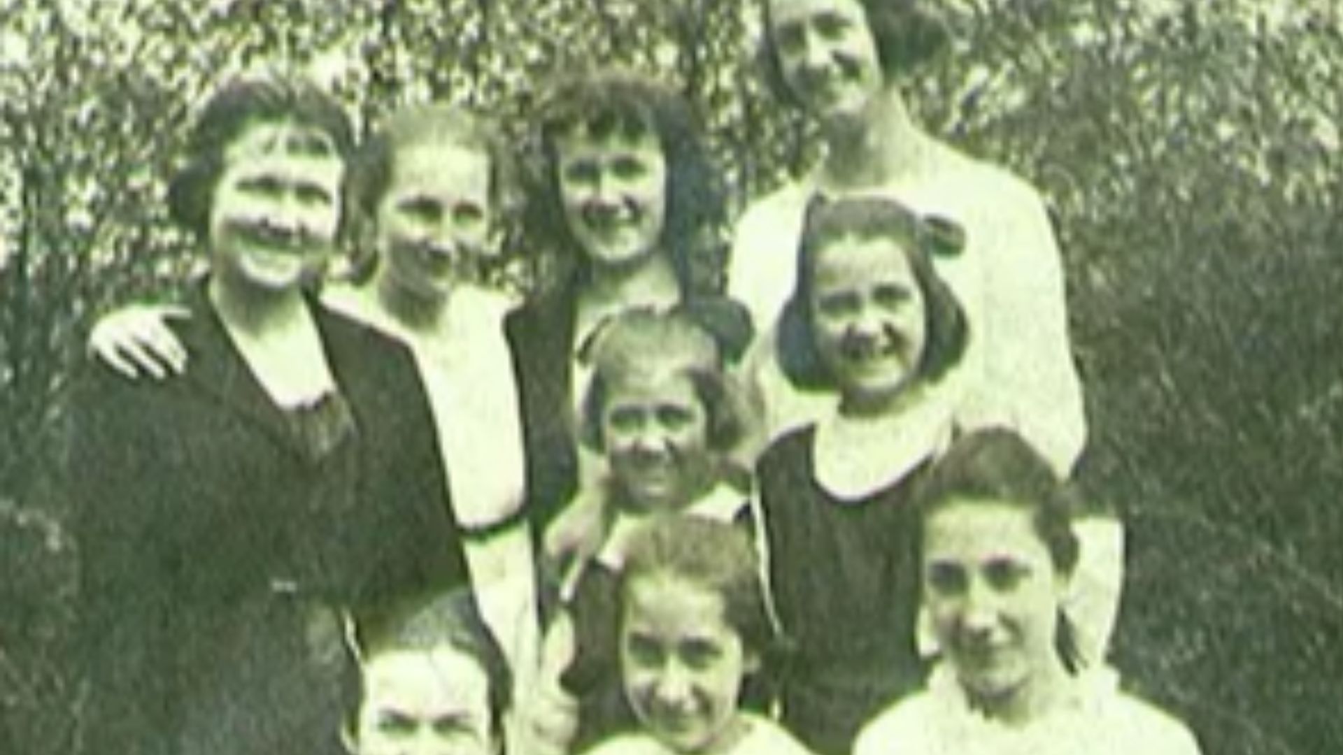 File:Melungeon girls from Vardy, Tennessee around 1916 in front of the Melungeon boarding school in Asheville, NC.png