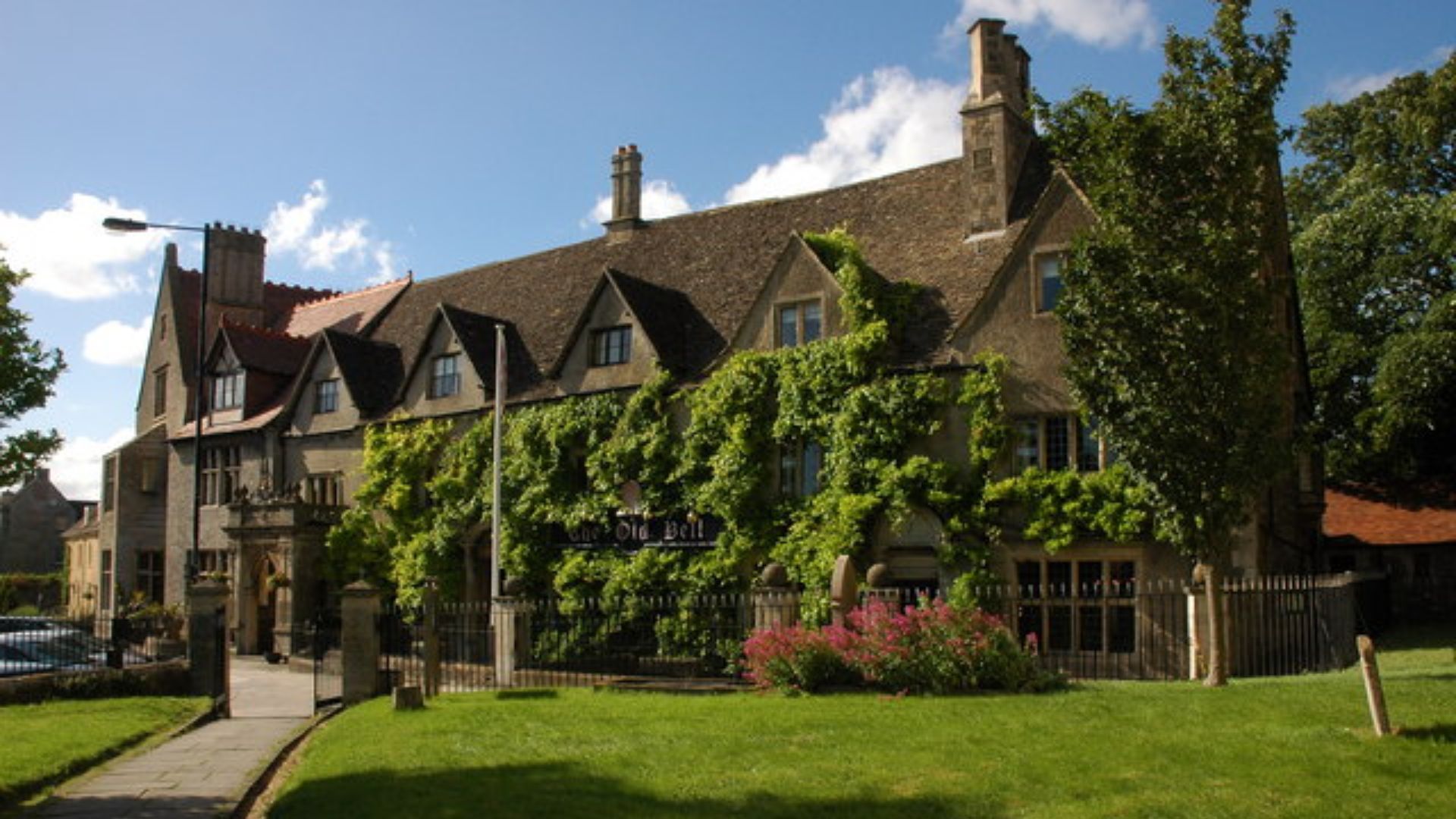 File:The Old Bell, Malmesbury.jpg