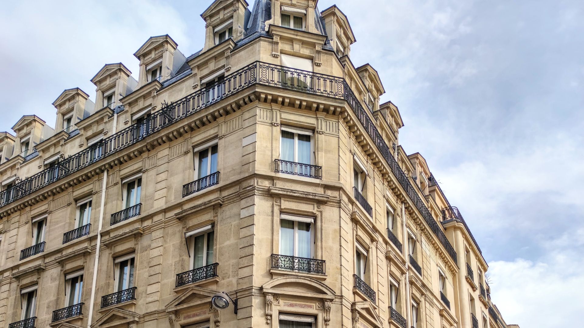 File:6 rue Balzac Paris.jpg