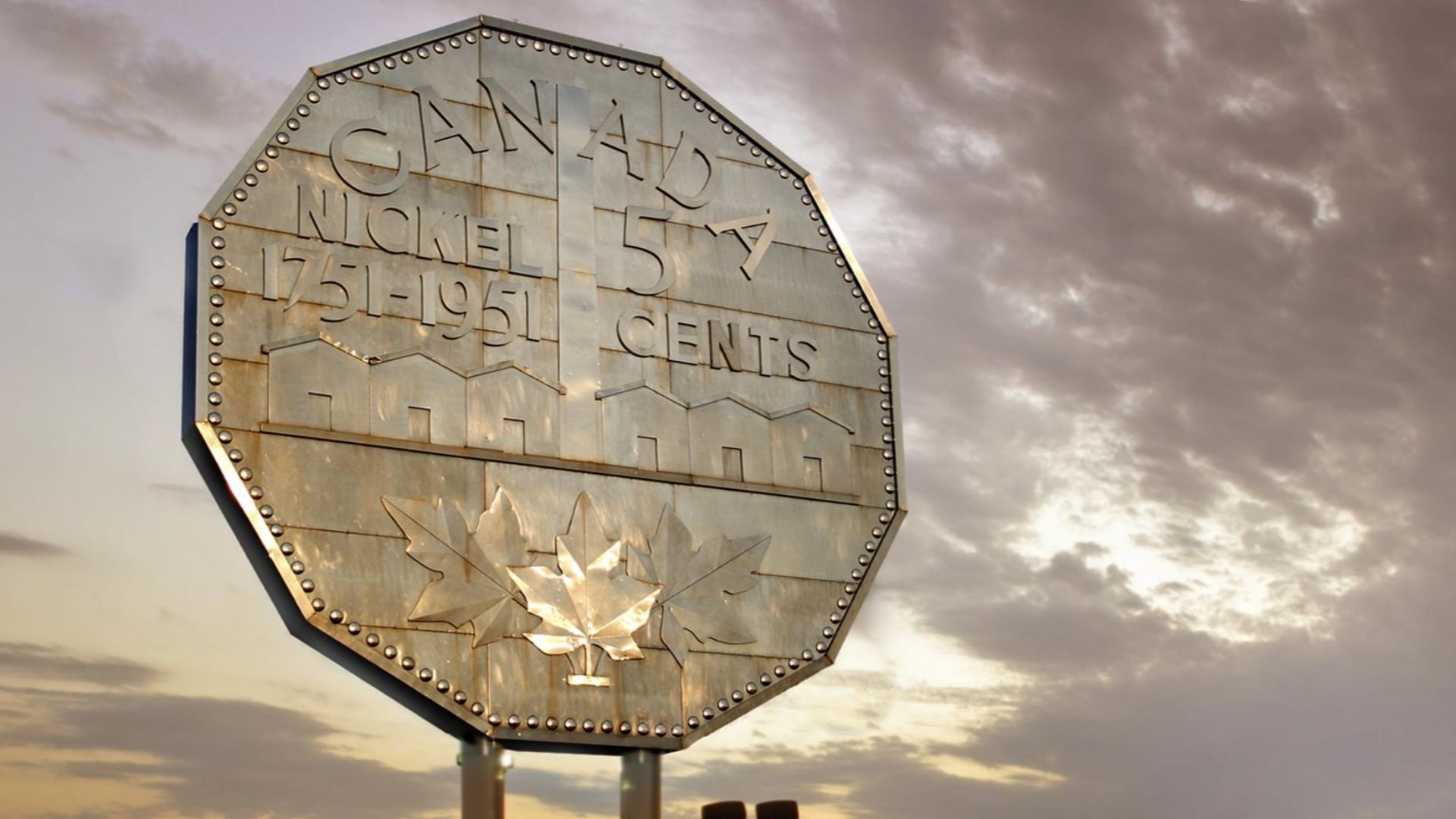 File:Big Nickel in Sudbury (5476608765).jpg