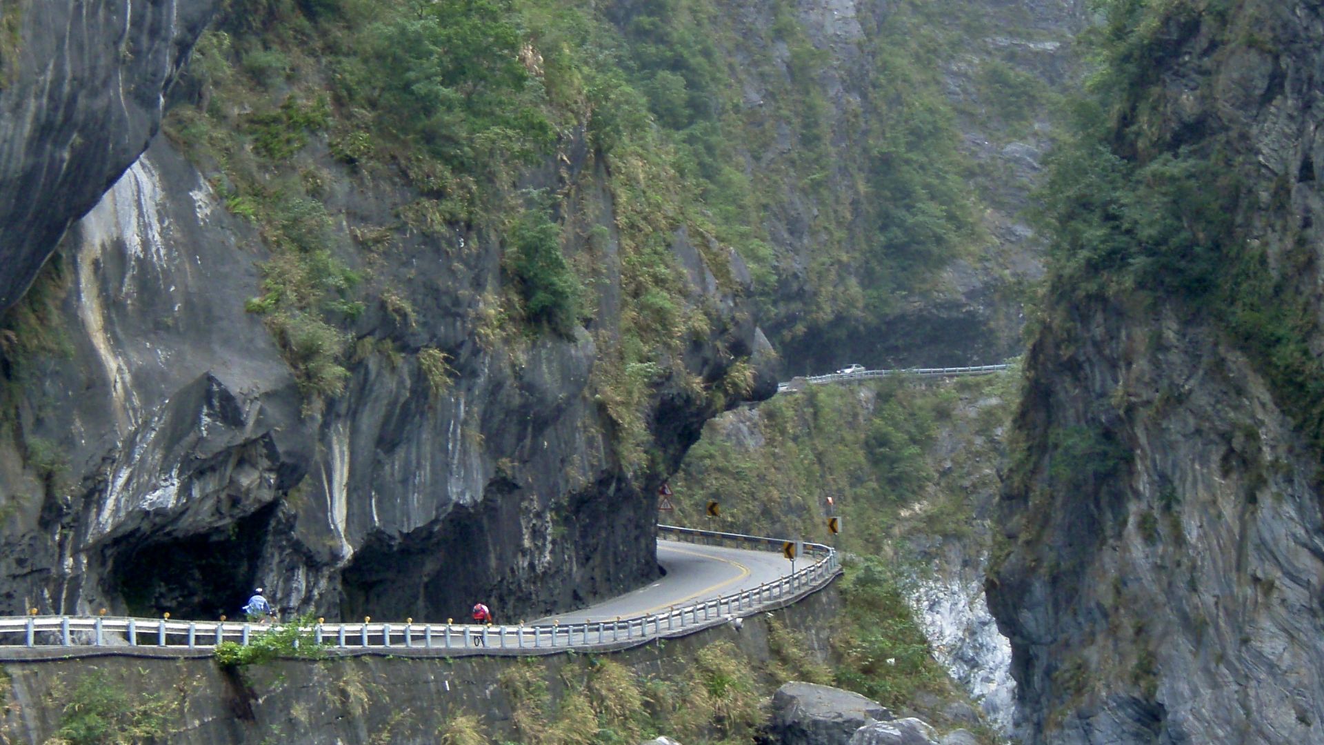 File:Taiwan 2009 HuaLien Taroko Gorge Biking PB160057.jpg