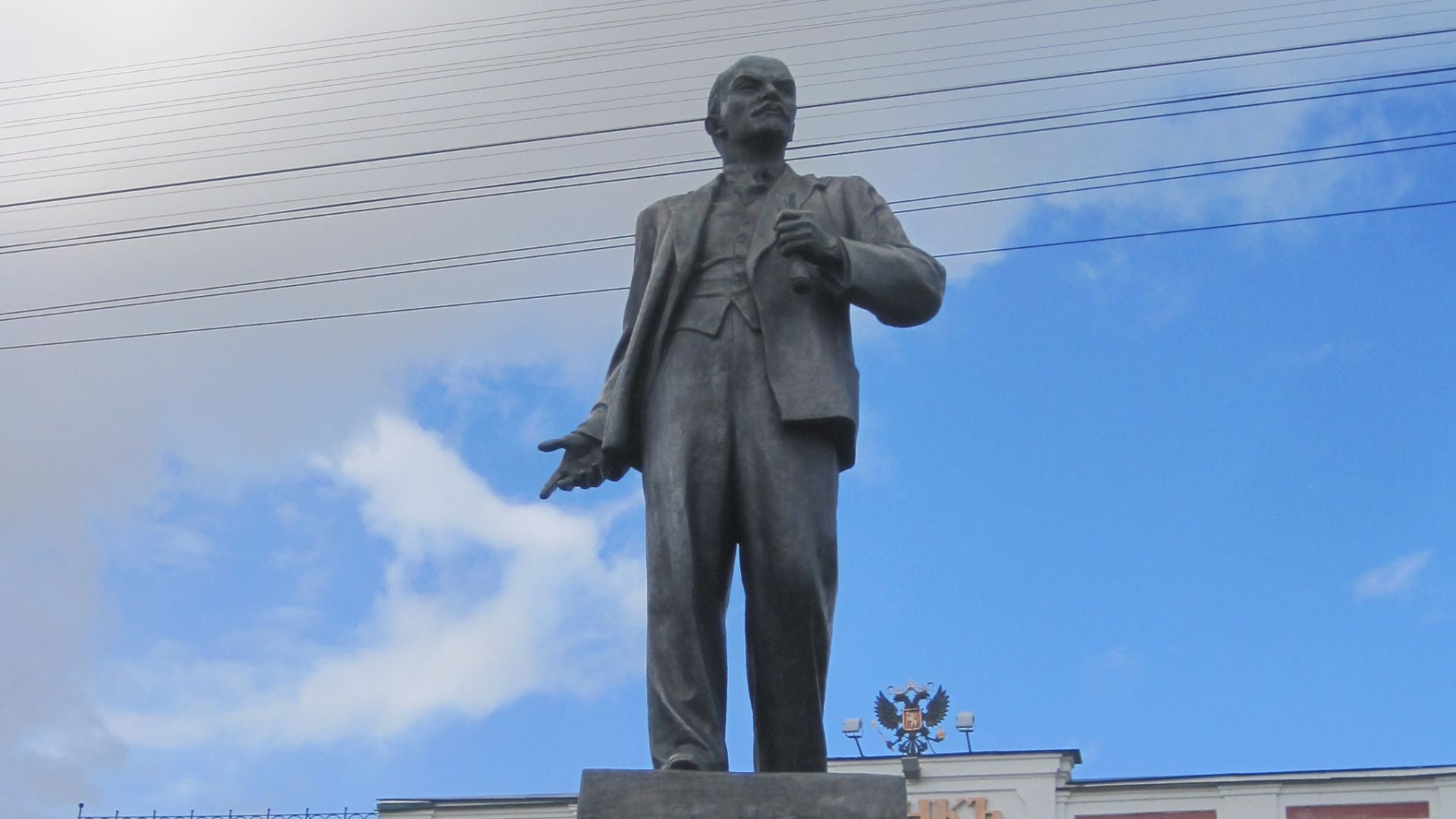 File:Statue de Lénine devant une Banque.JPG