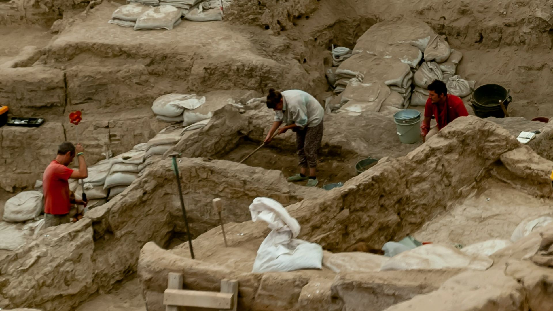 gray concrete building