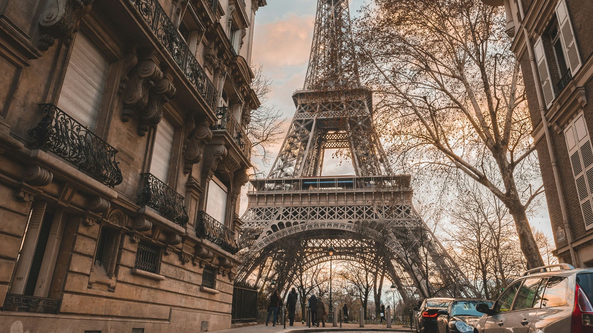 Eiffel Tower under blue sky during daytime