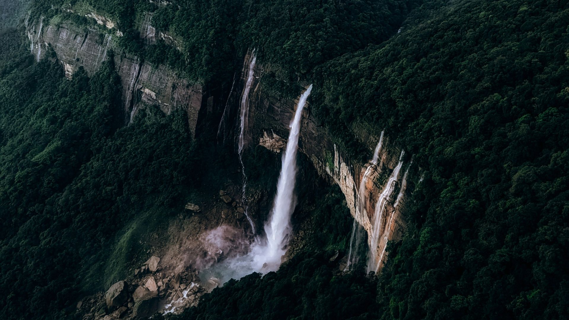 A view of a waterfall from a high point of view