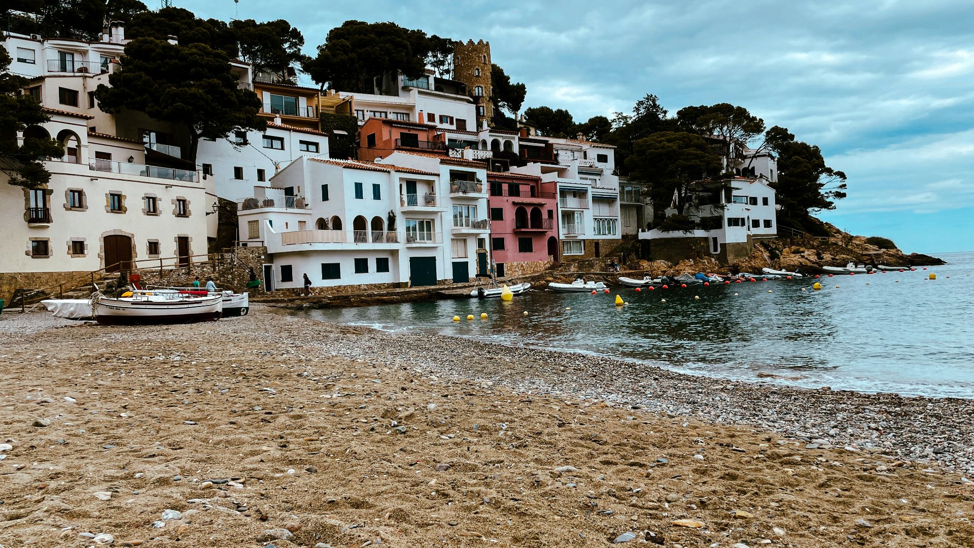 A beach with a bunch of houses on top of it