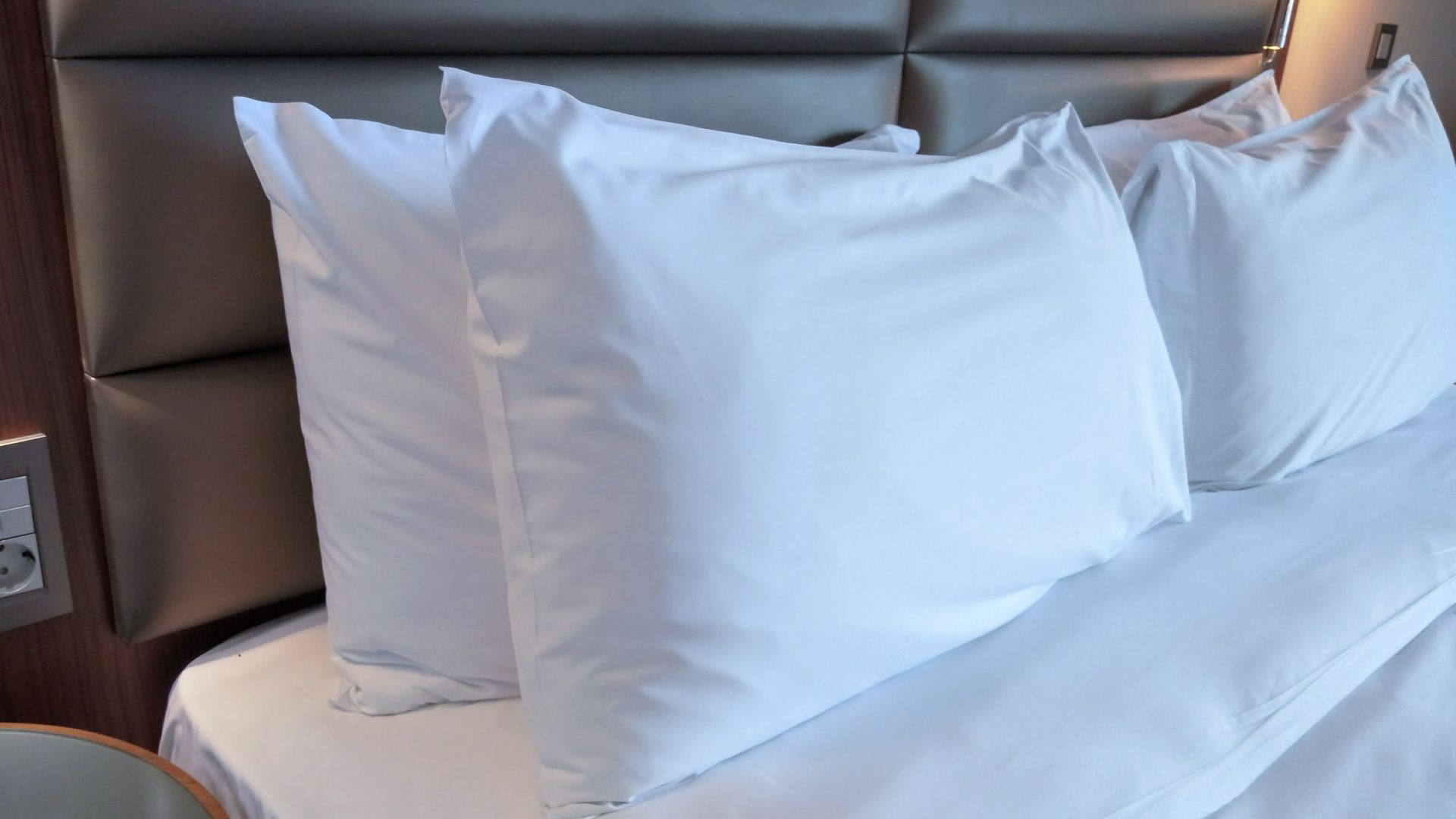 File:Pillows on a hotel bed.jpg