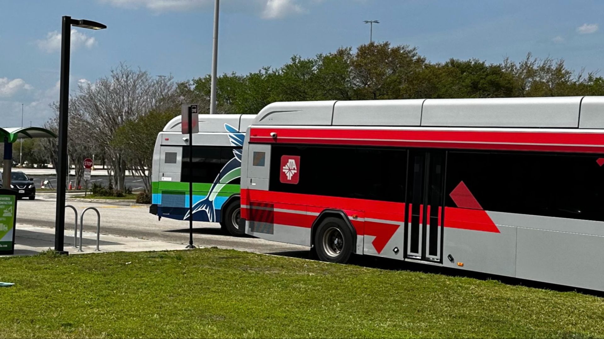 File:JTA Gillig buses at Regency Square Transit hub.jpg
