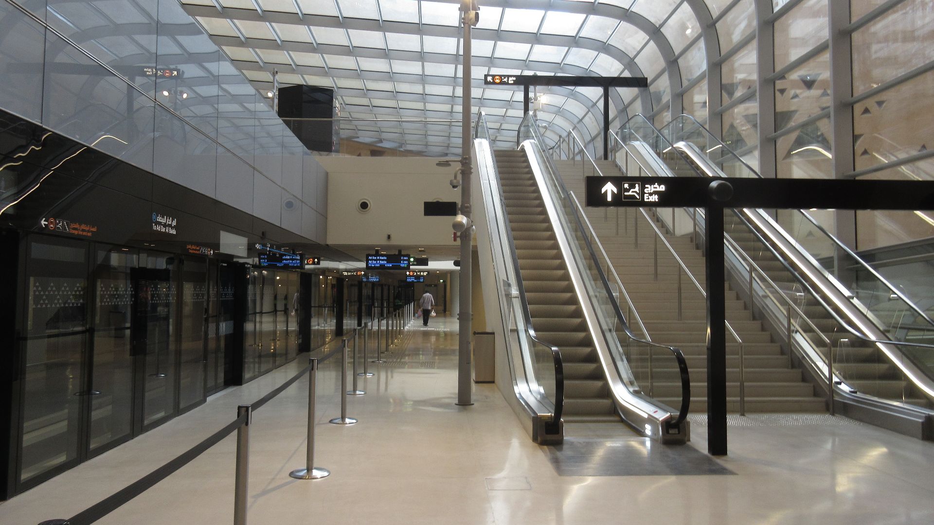 File:リヤドメトロブルーライン カスール・アル・ホクム駅のホーム.jpg