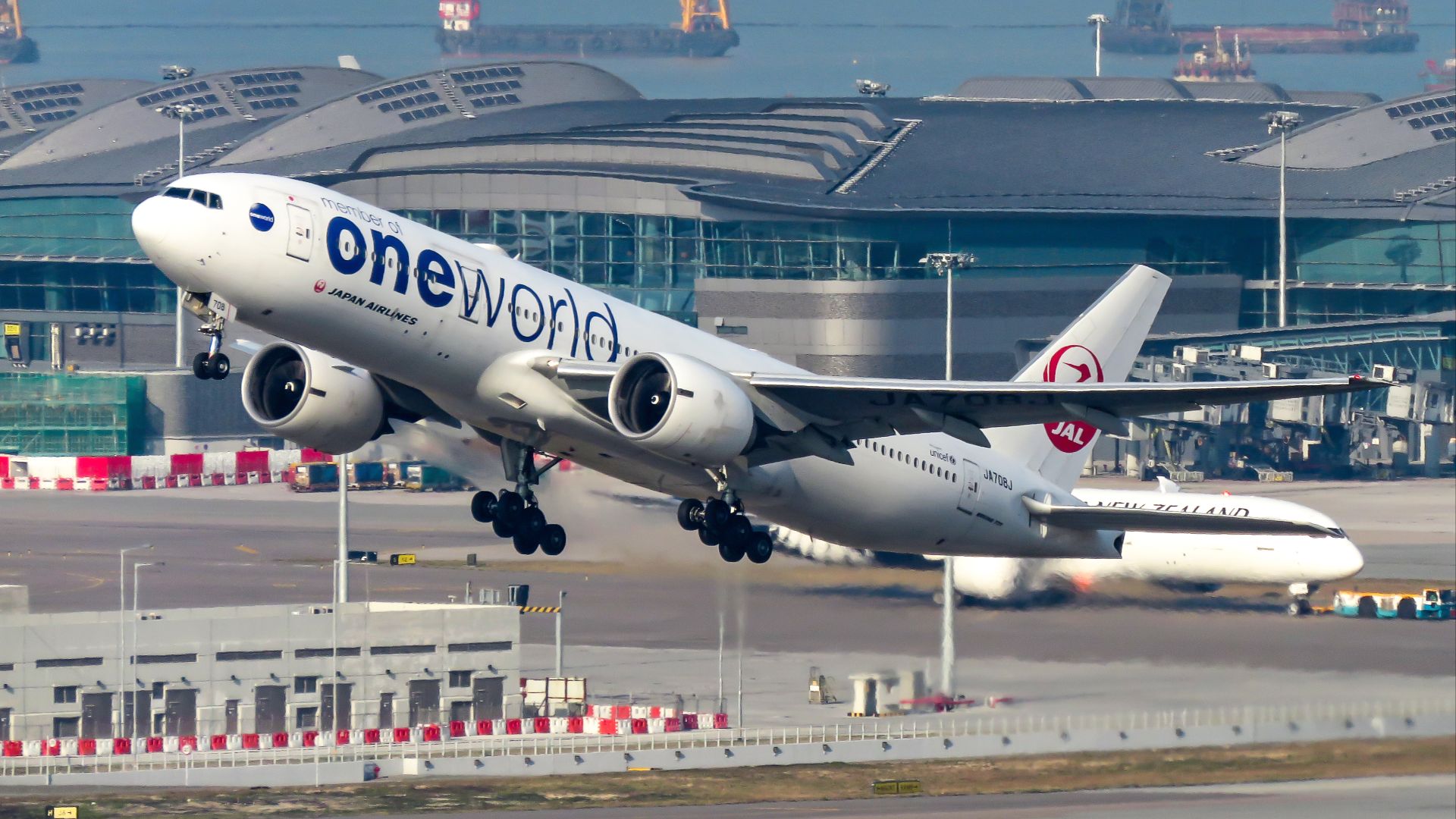File:JA708J@HKG (20190125160544).jpg
