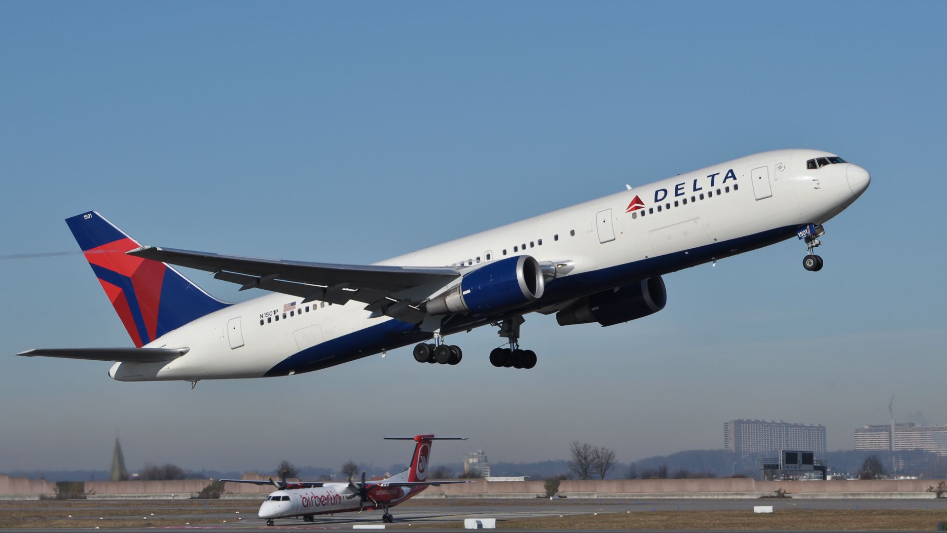 File:Delta Air Lines B767-3P6-ER N1501P EDDS 2011.jpg