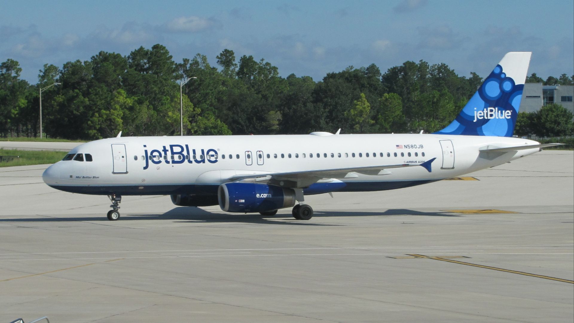 File:JetBlue A320 at Orlando.jpeg