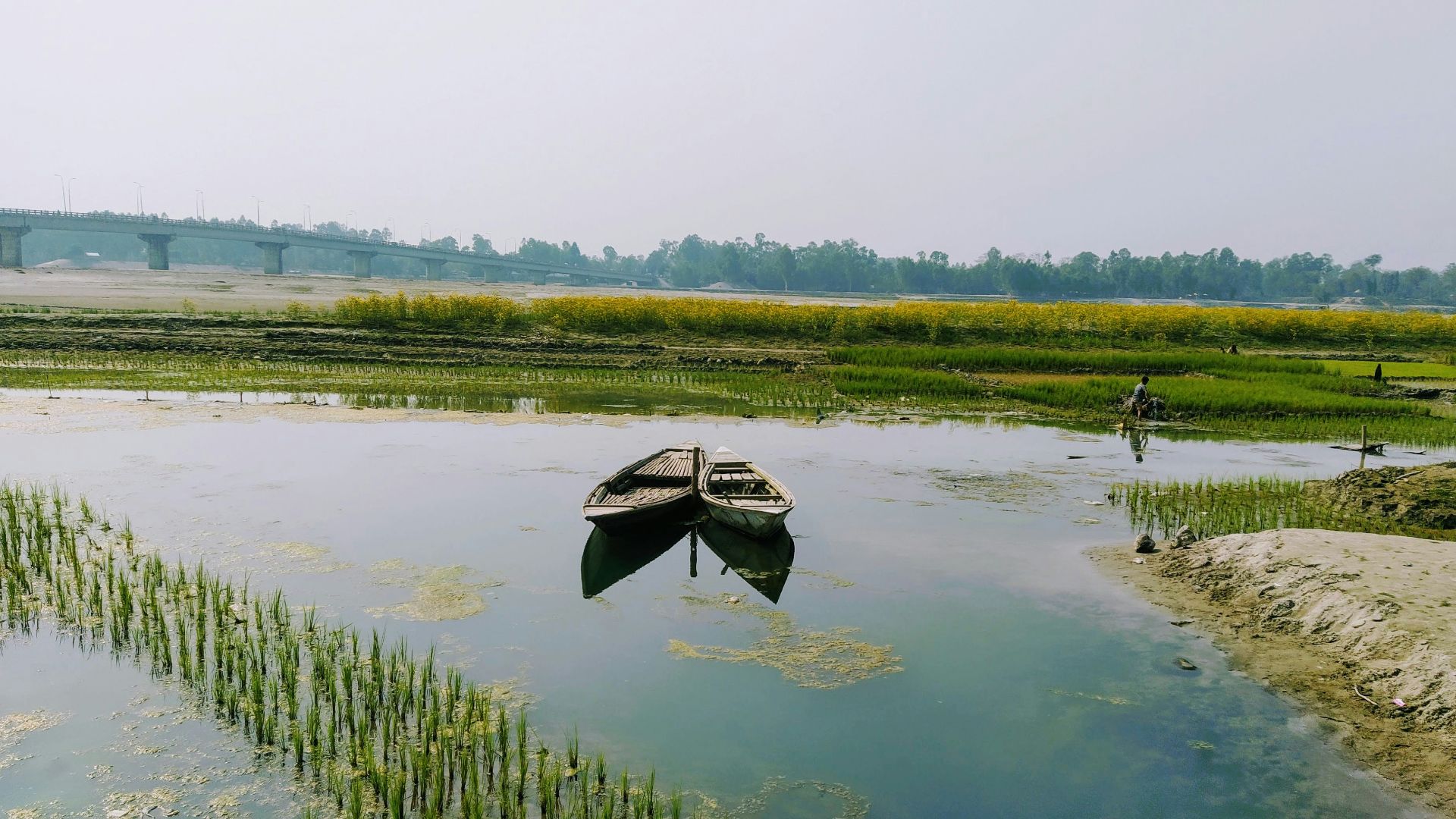 a couple of boats floating on top of a lake