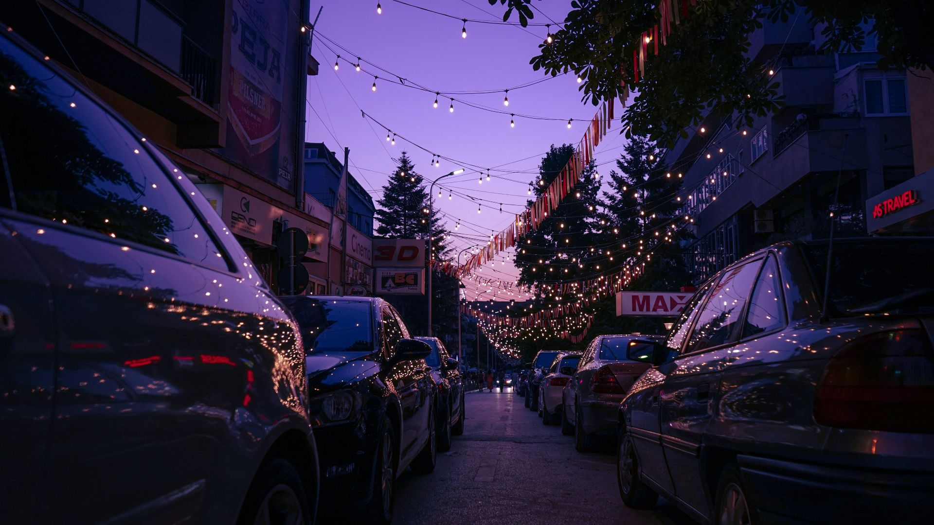 A city street filled with lots of parked cars