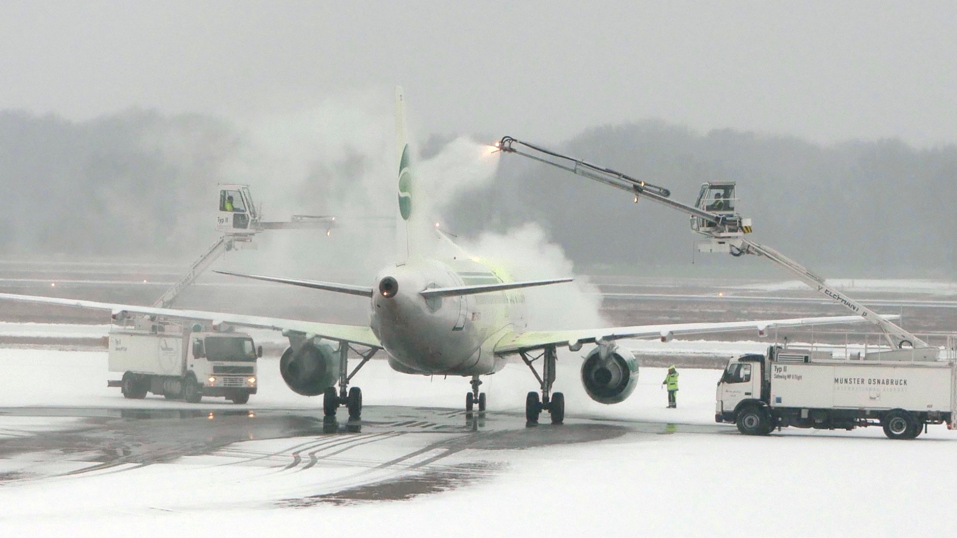 File:Airplane-airport-deicing-aircraft.jpg