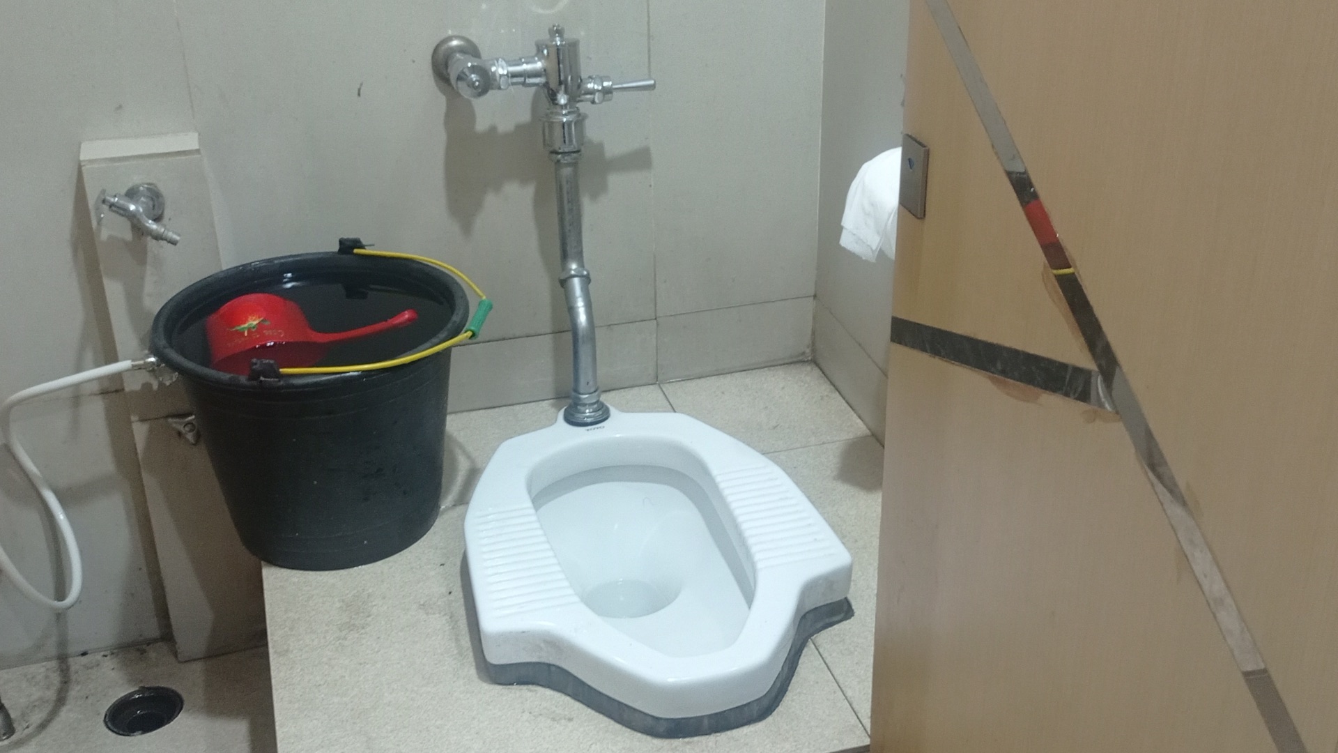File:Toilet umum bandara.jpg