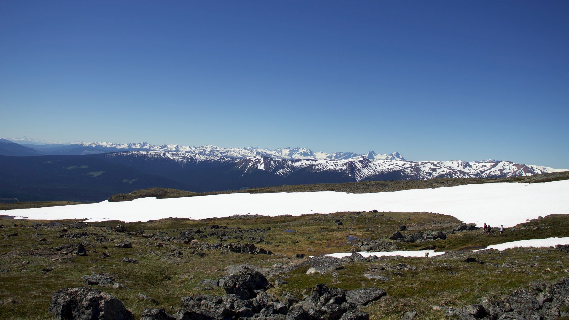 a snowy mountain range