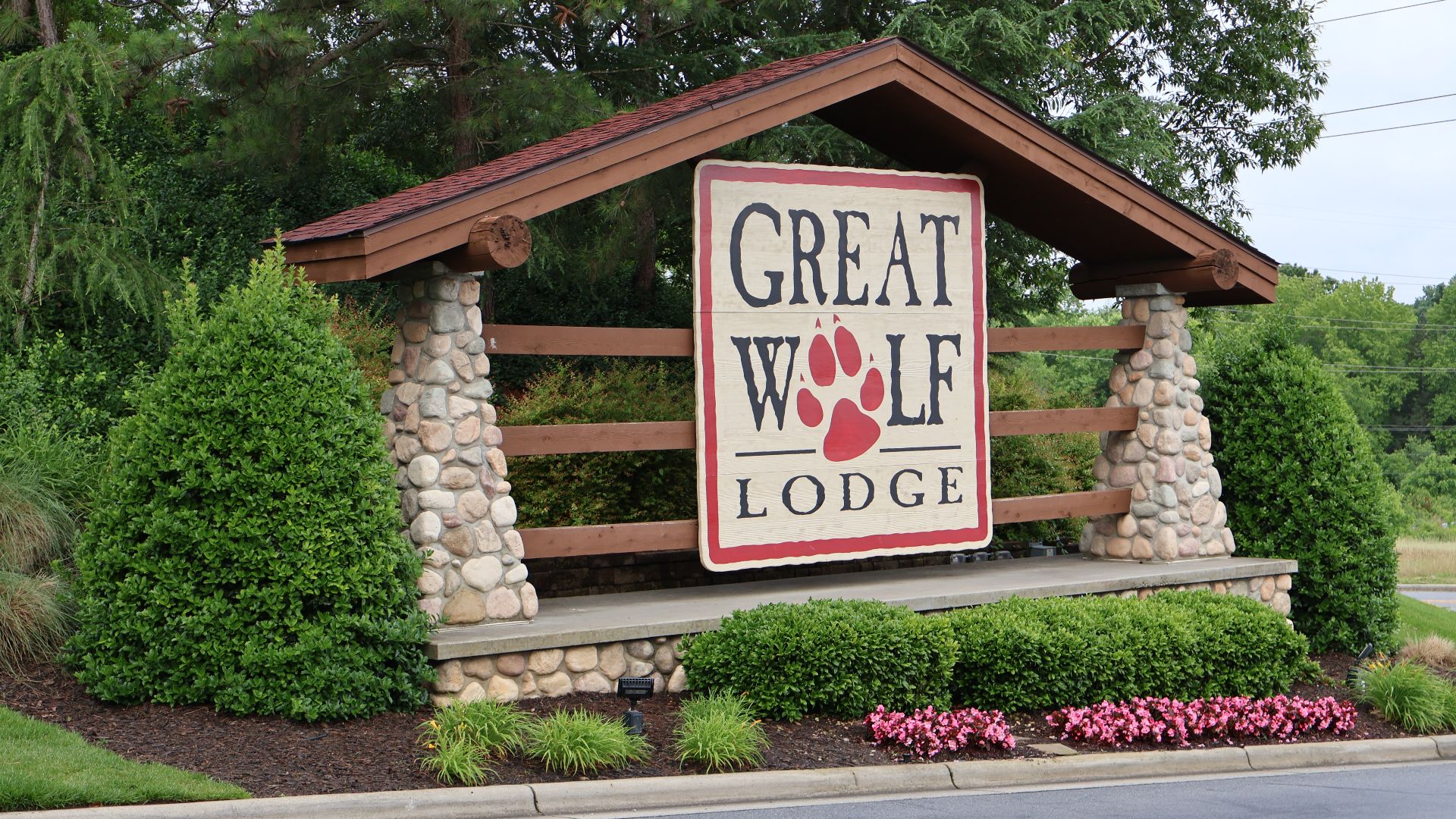 File:Exterior of Great Wolf Lodge Charlotte-Concord (May-June 2023) 04.jpg