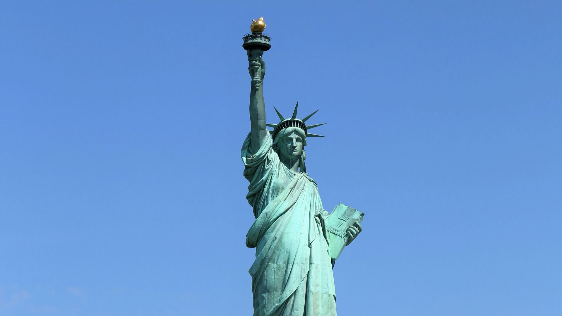 shallow focus photo of Statue of Liberty