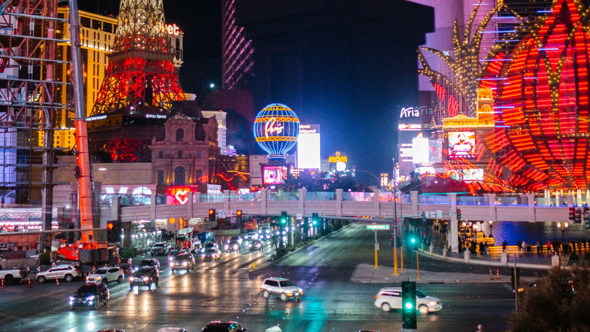 a city street filled with lots of traffic at night