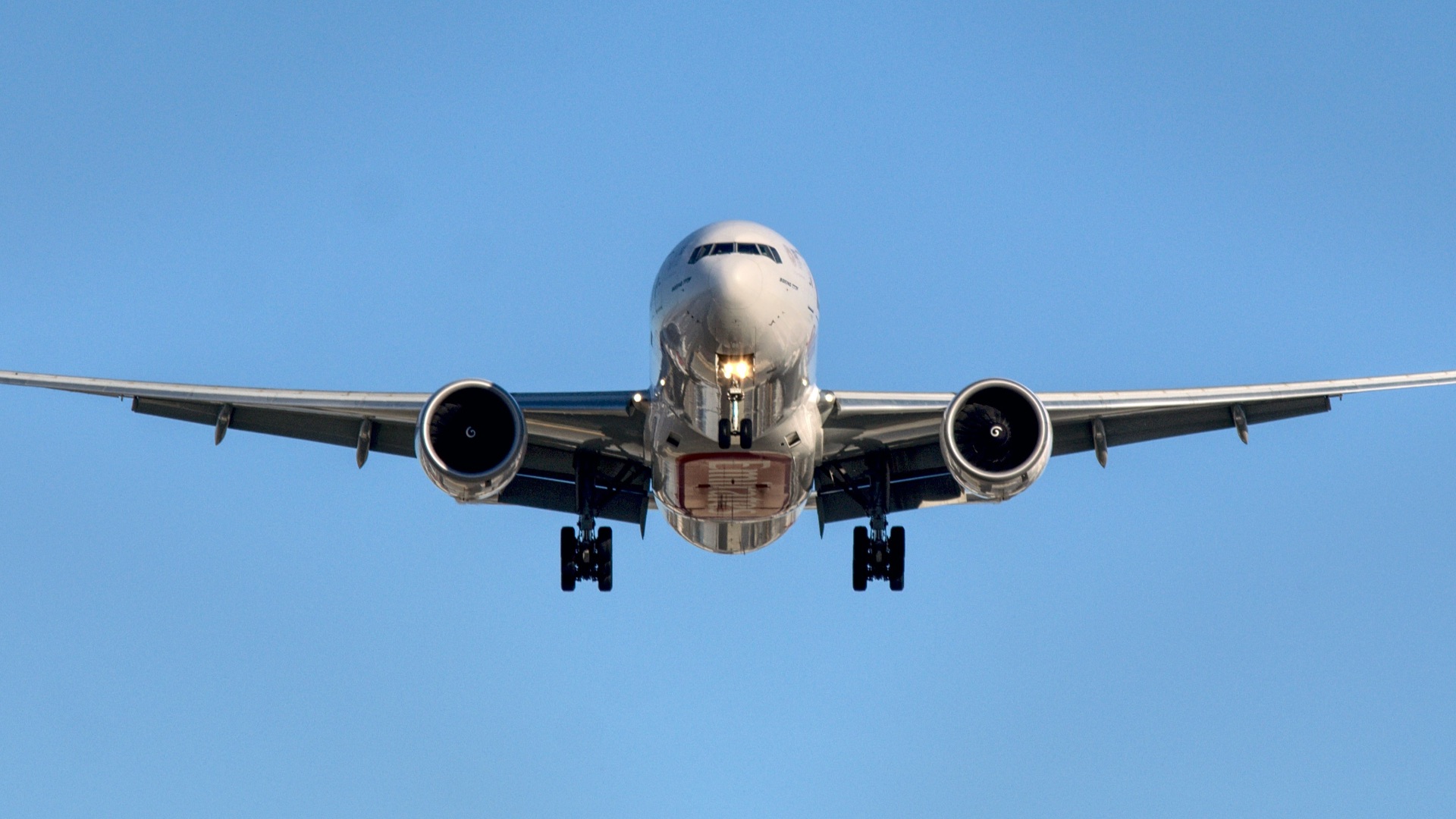 airplane in midair at daytime