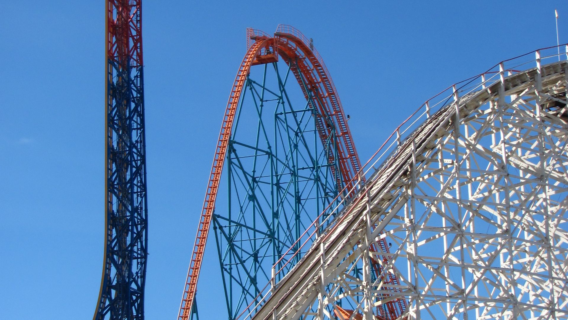File:Six Flags Magic Mountain (13208847465).jpg
