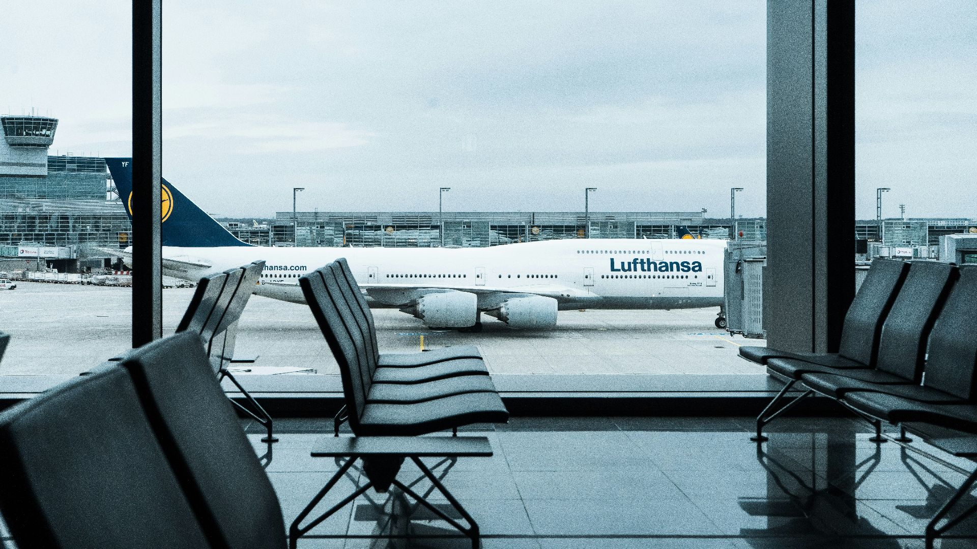 empty gray airport seats during daytime