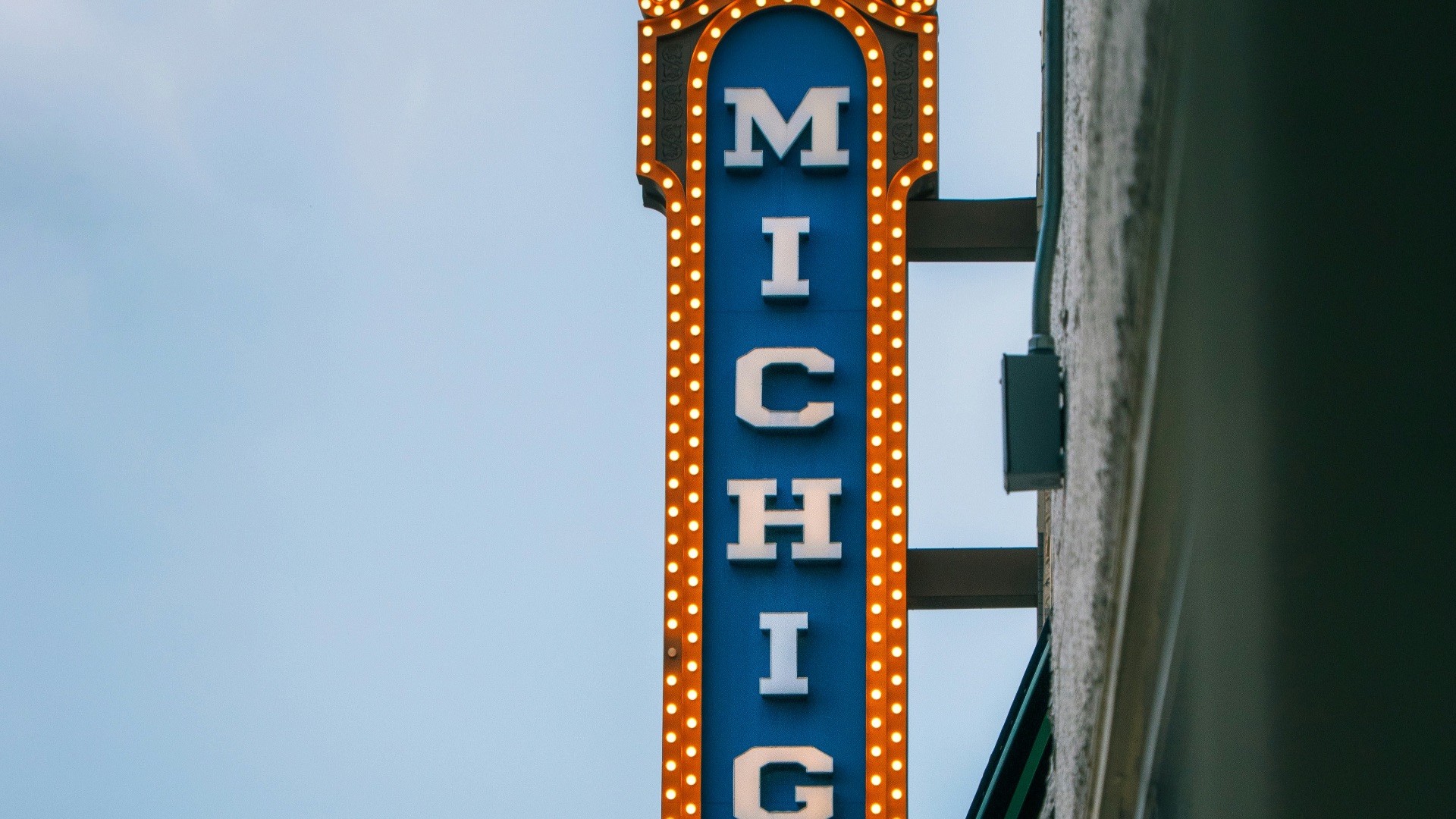 UNKs led signage during daytime