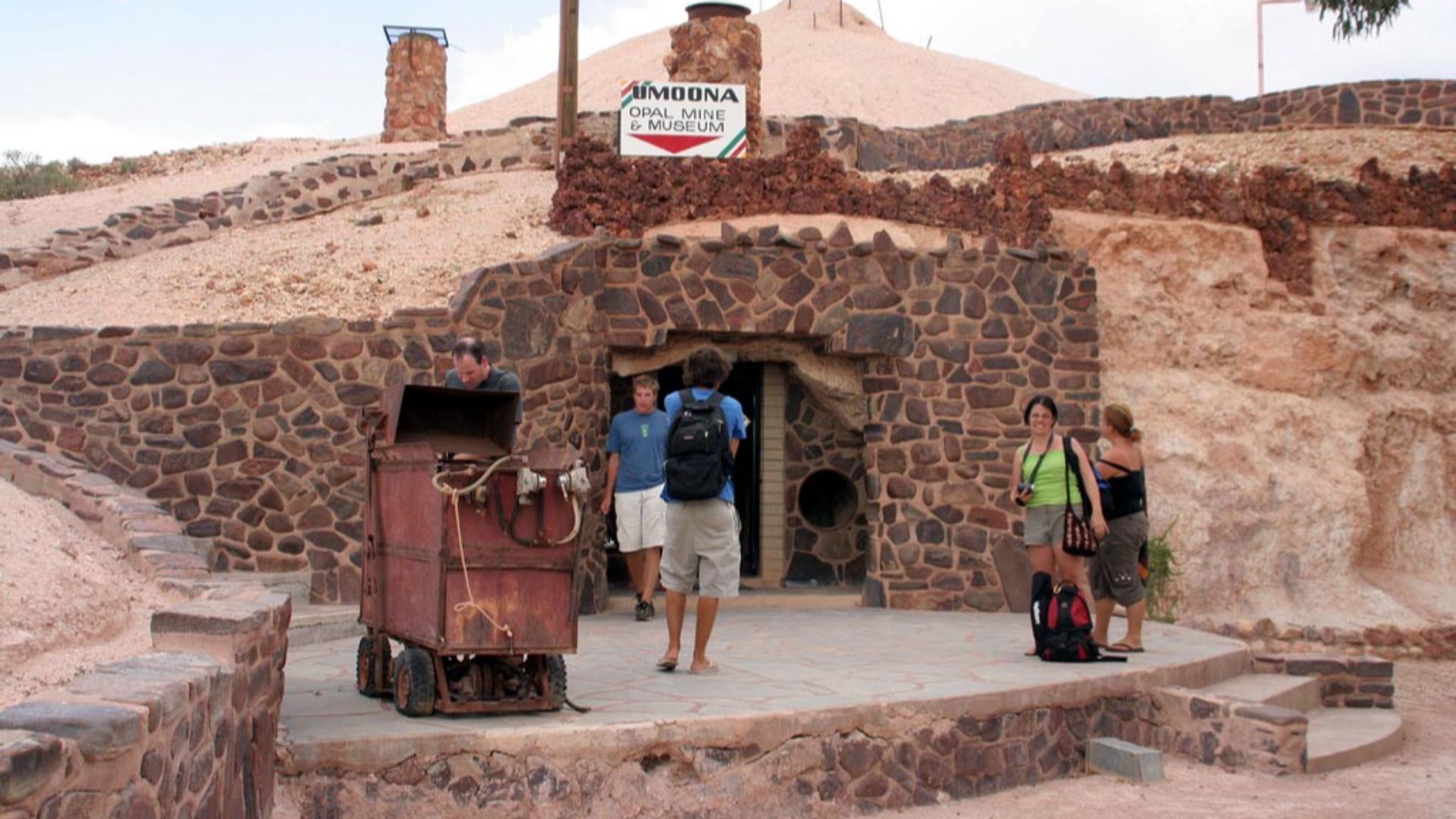 File:Coober Pedy, South Australia - Opal Mine & Museum.jpg
