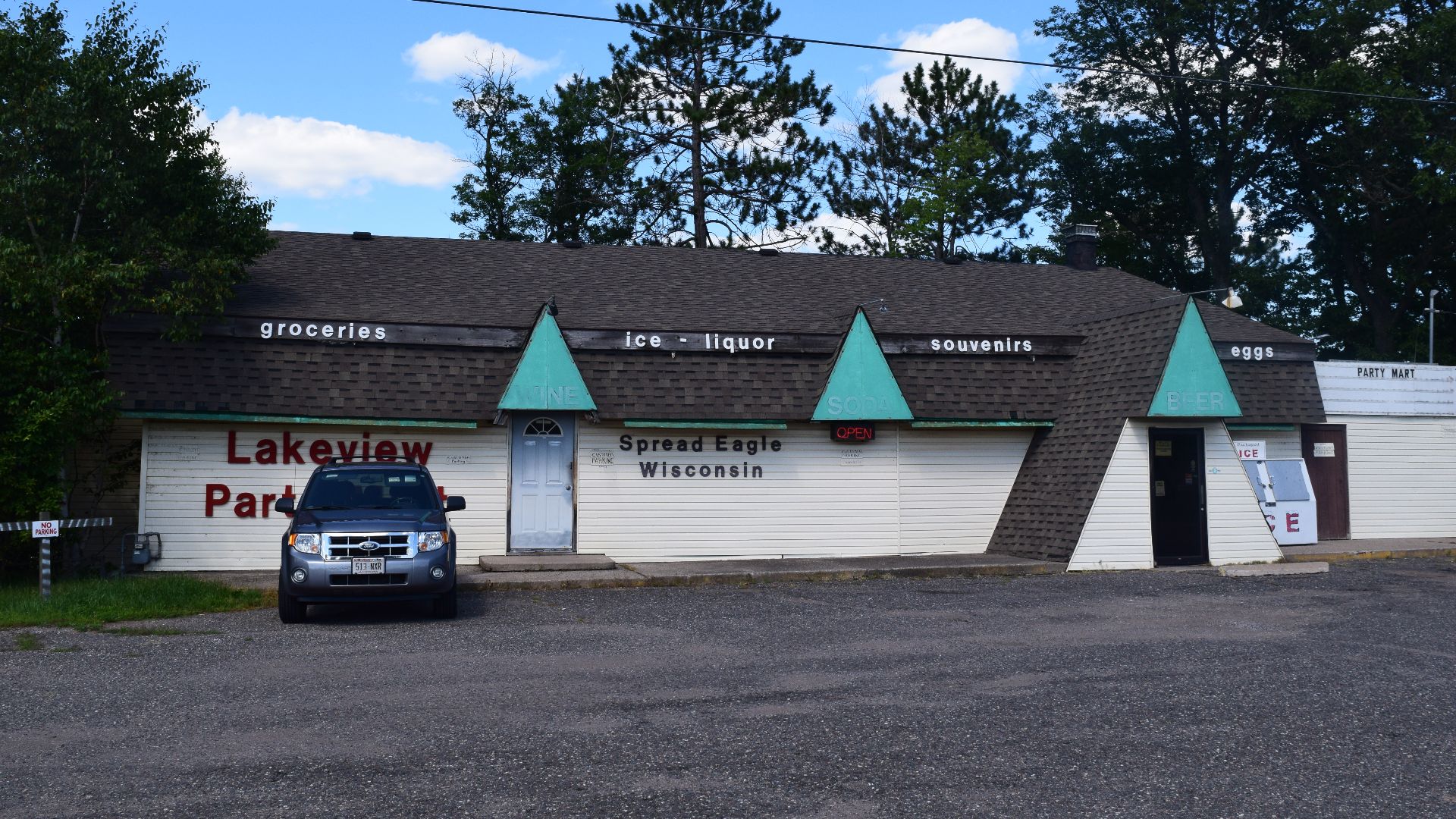 File:Lakeview Party Mart, Spread Eagle, WI.jpg - Wikimedia Commons