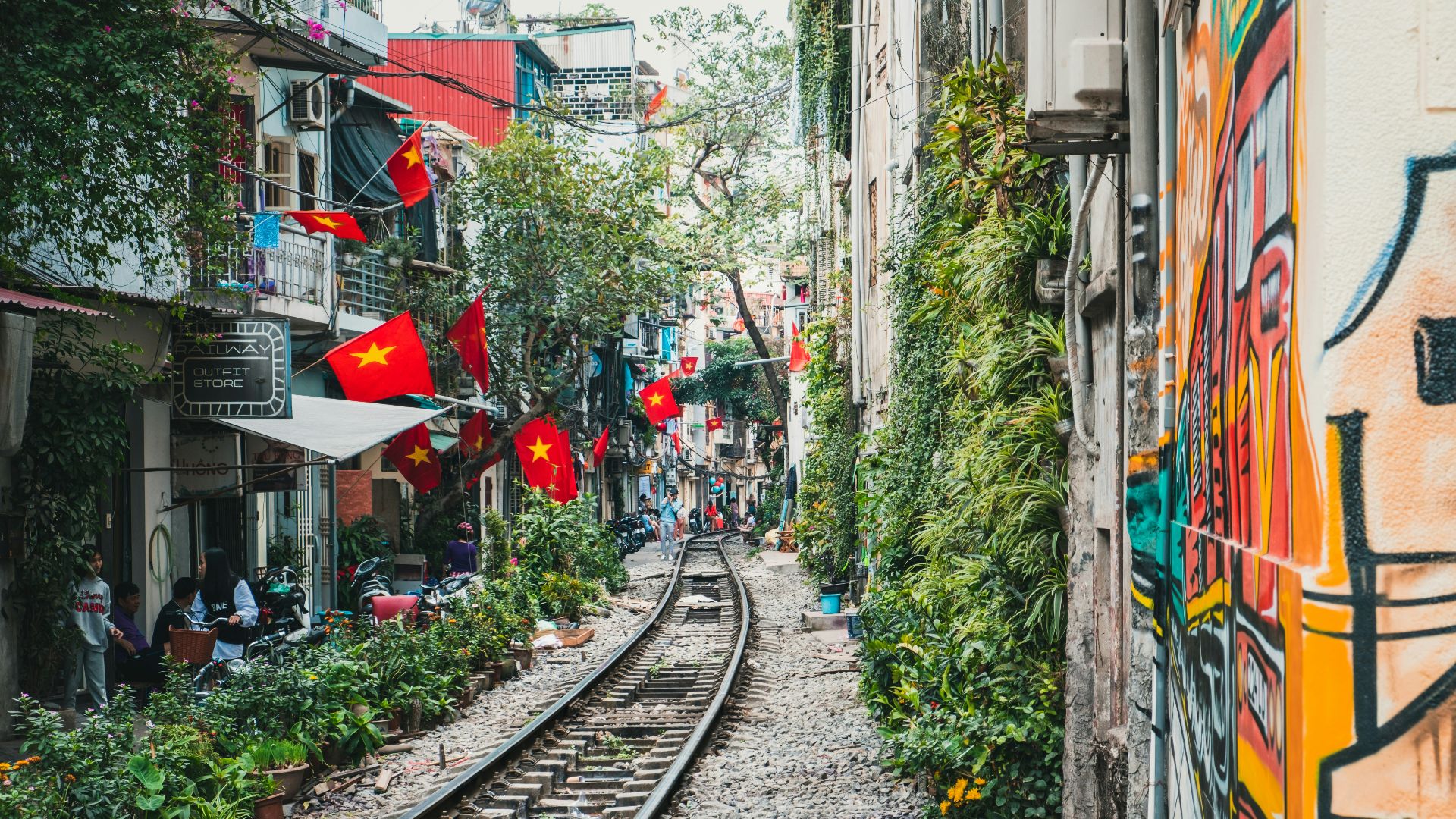 a train track running through an alley way