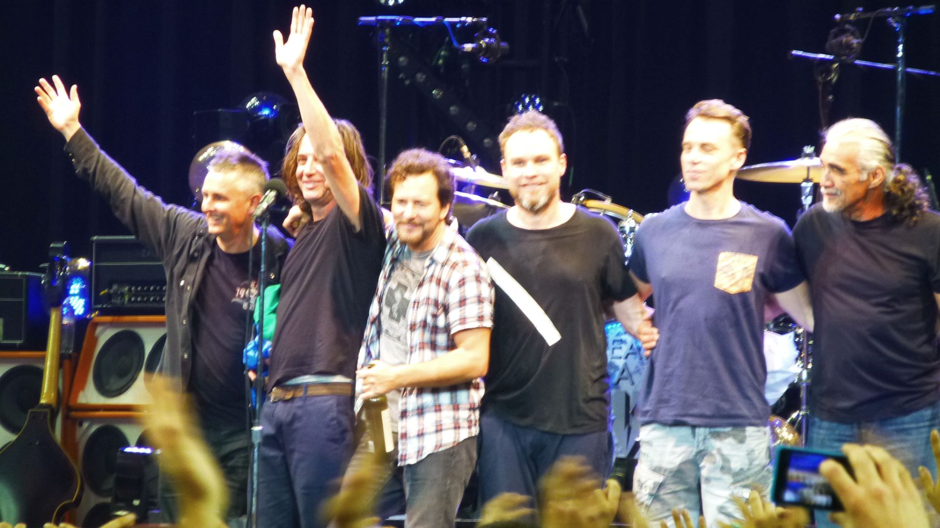 File:PearlJam-Oakland-2013.JPG