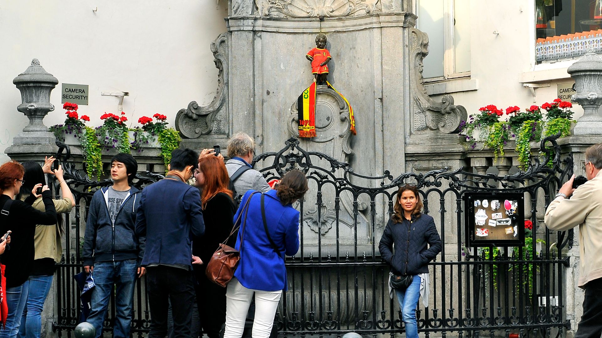 File:Bruselas, Manneken Pis 3.jpg