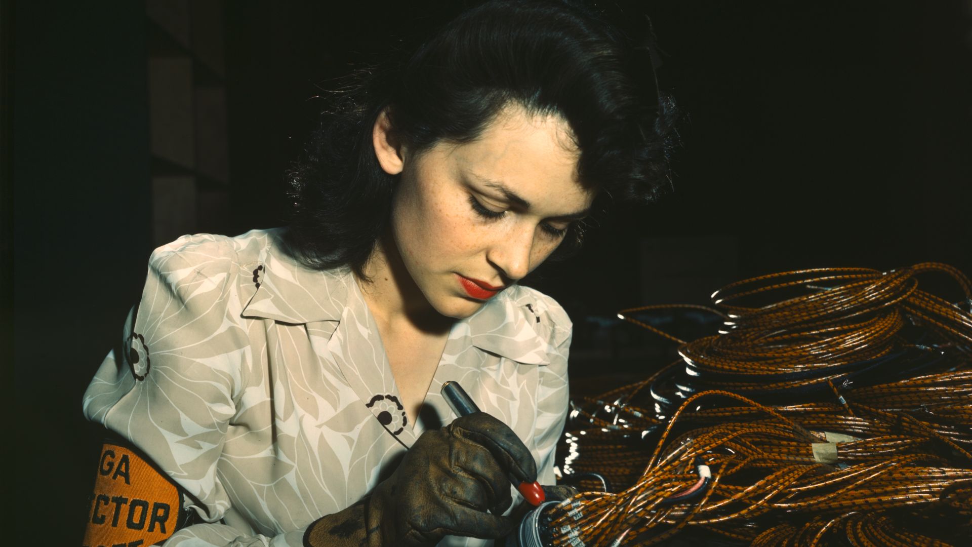 File:World War II woman aircraft worker, Vega Aircraft Corporation, Burbank, California 1942.jpg