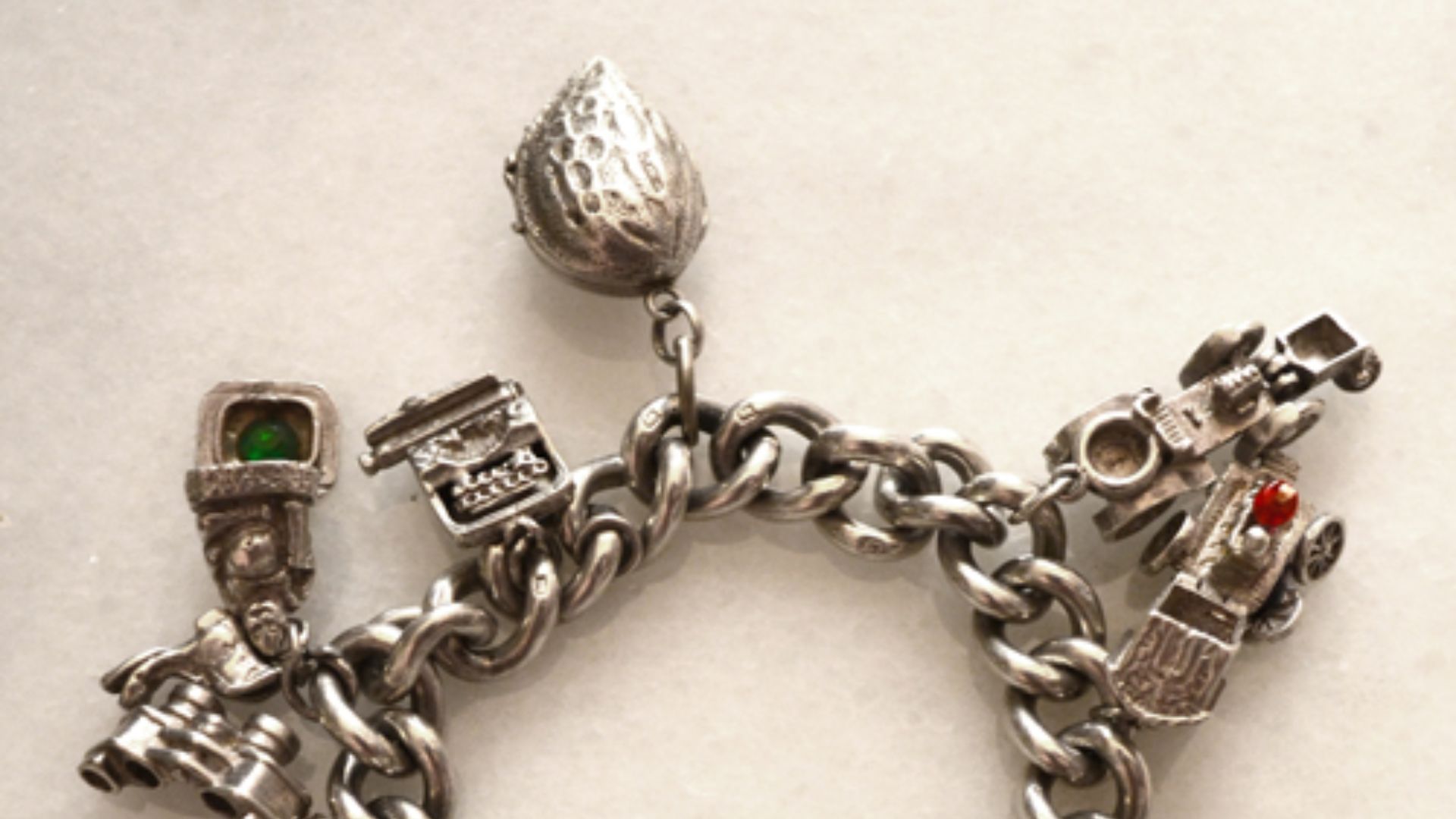File:Vintage jewellery uk silver charm bracelet.jpg
