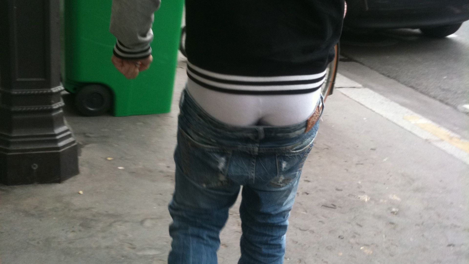 File:Sagger in Paris.jpg