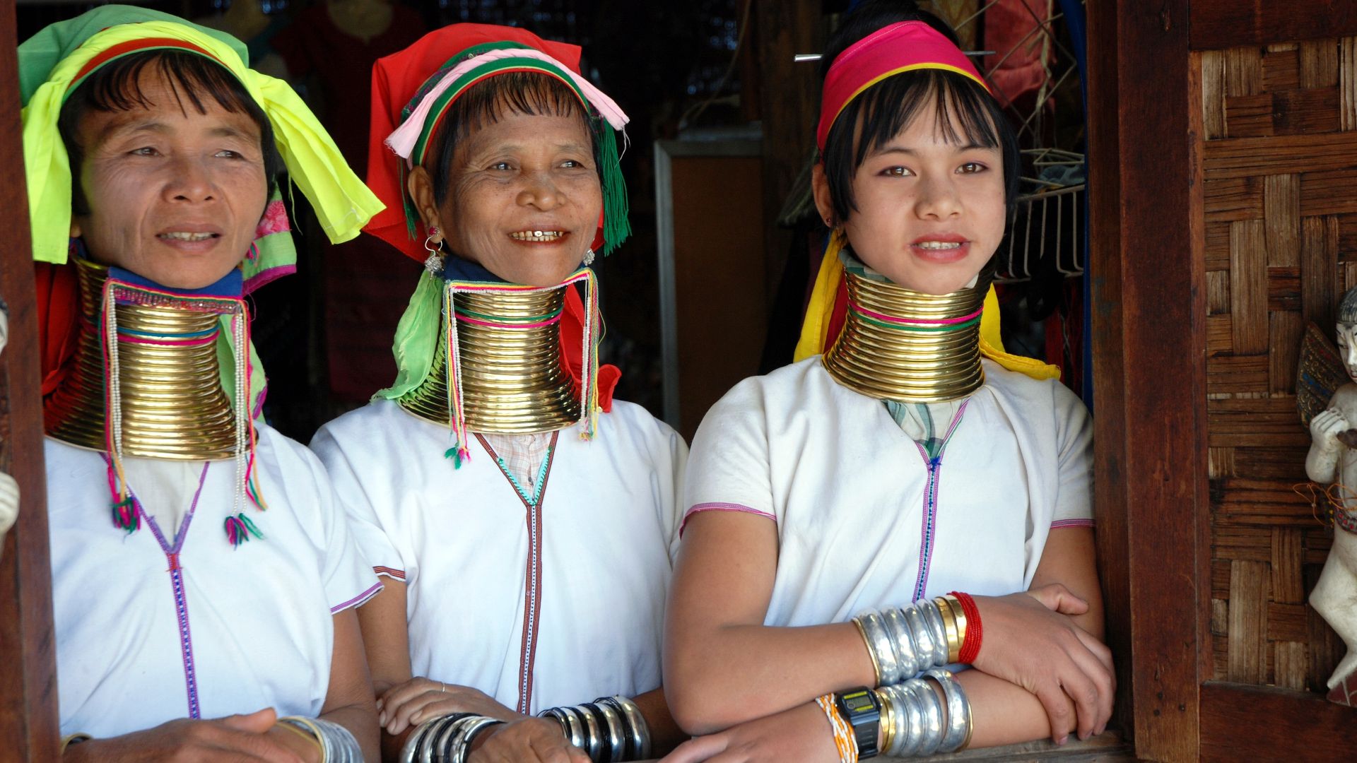 File:Kayan women Burma 1.jpg