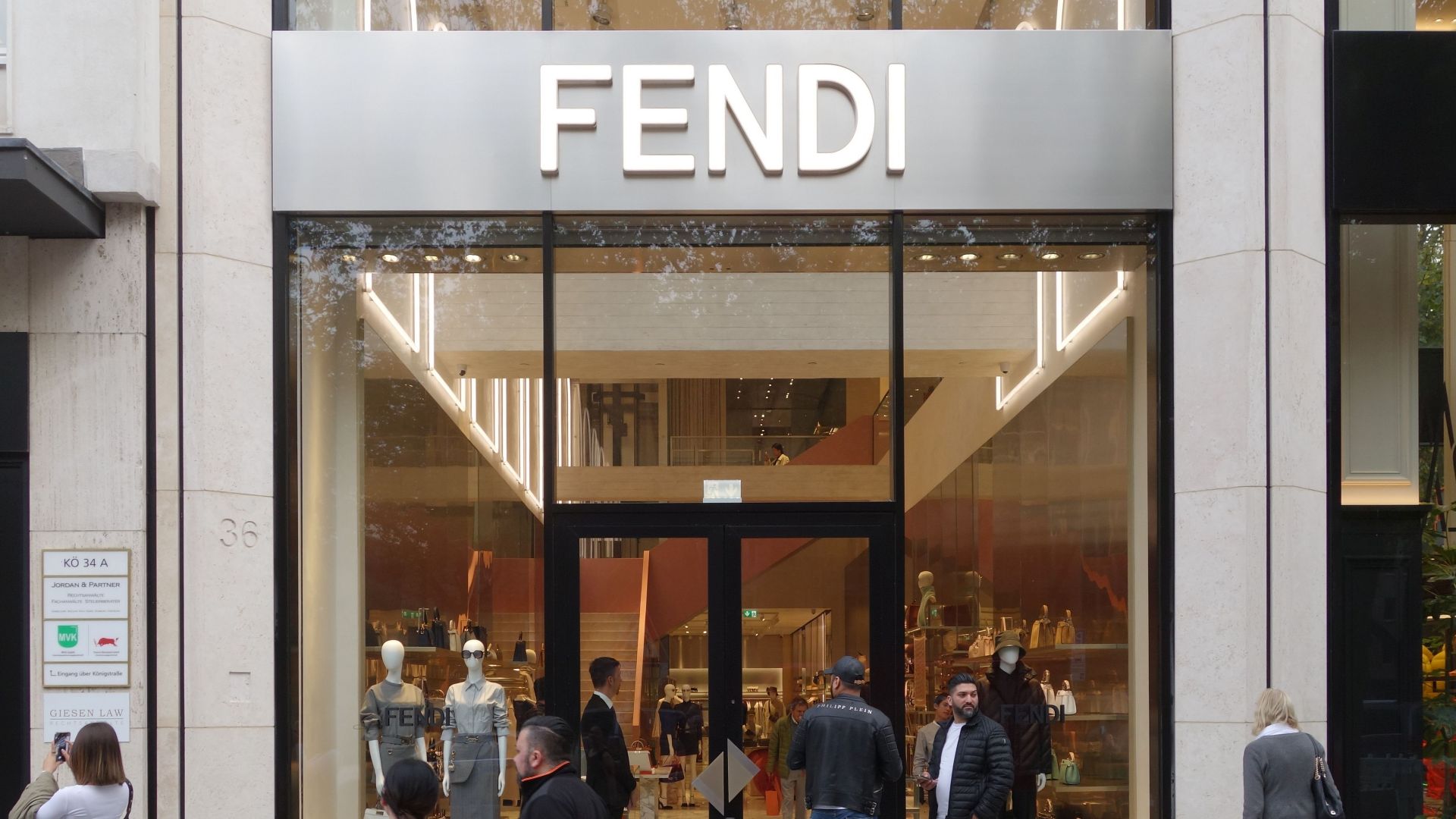 File:Fendi, Düsseldorf Königsallee, neu eröffnet Oktober 2022.jpg