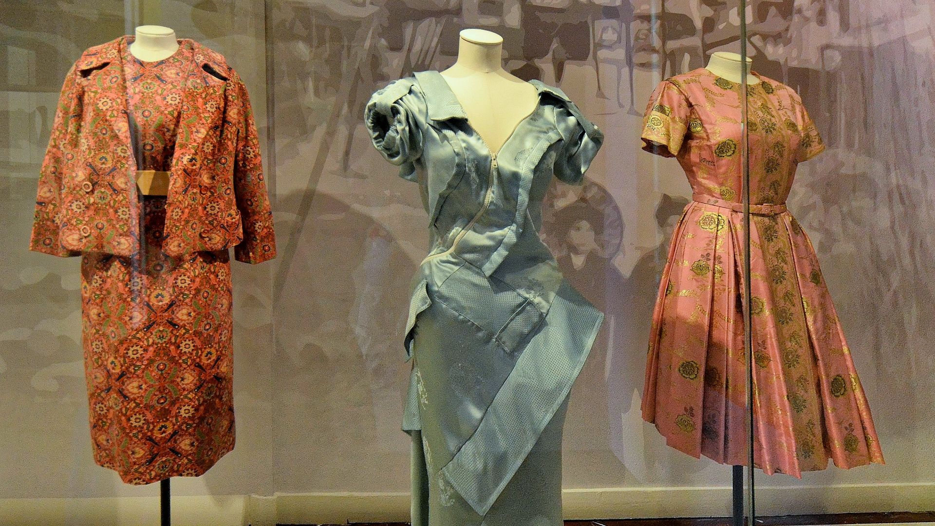 File:Granville (Manche) - Musée Christian-Dior - Robe à motifs orientaux (John Galliano) (50103419182).jpg