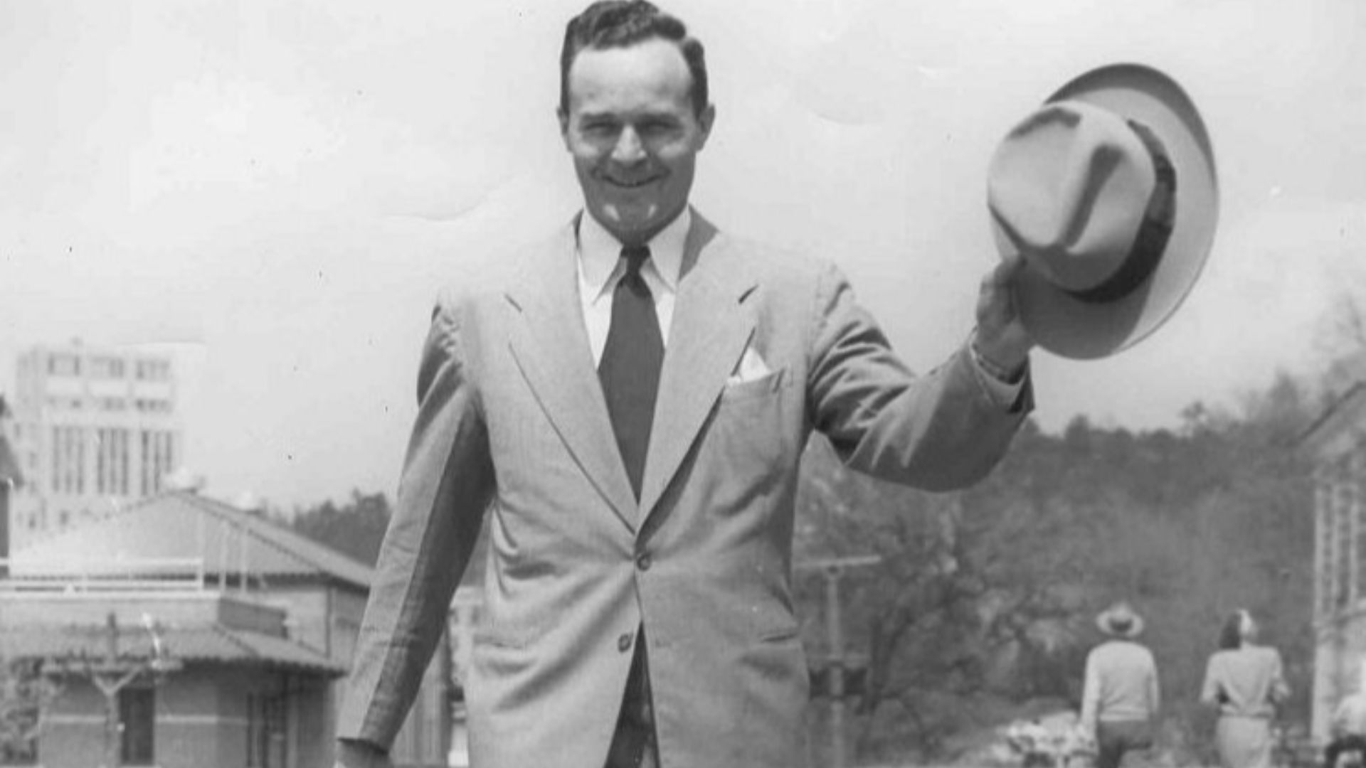File:Sid McMath, hat in hand, Hot Springs Arkansas, 1948.jpg