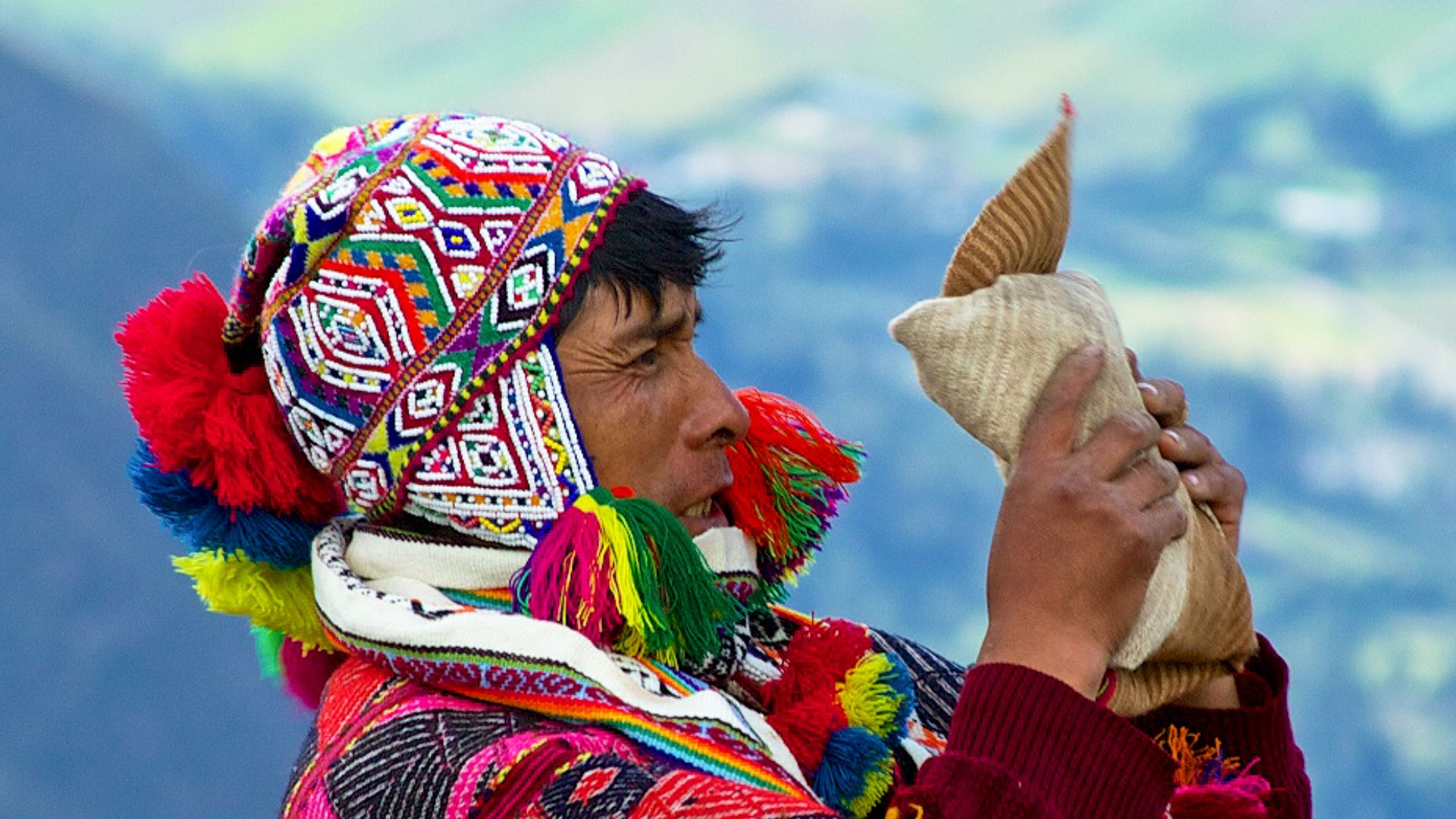 File:Q'eros Paqo calling Apu.jpg