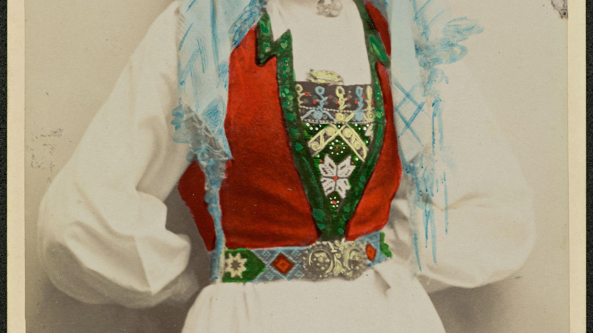 File:Studioportrett av uidentifisert kvinne i bunad (29833897023).jpg