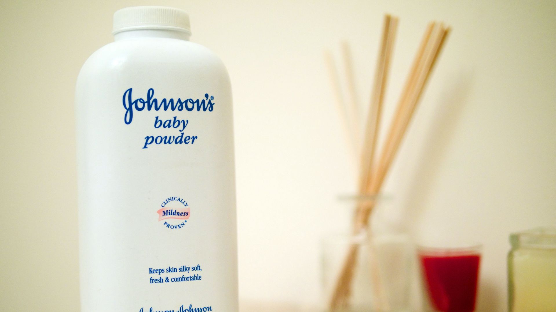 File:Johnsons Baby Powder massage.jpg
