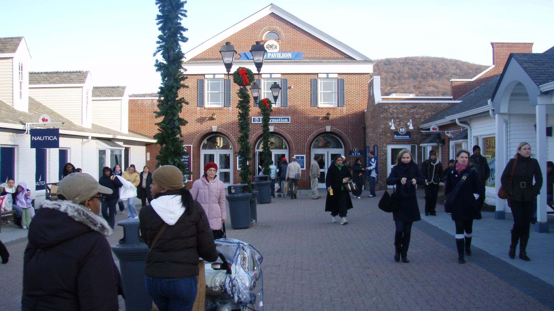 File:Woodbury Commons food court.jpg