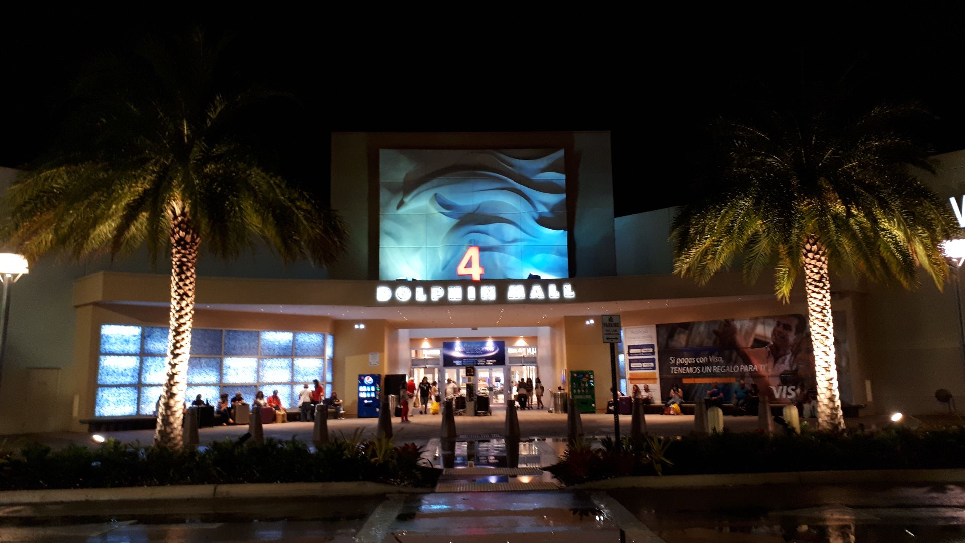 File:Dolphin Mall – Entry No. 4 (Nachtaufnahme).jpg