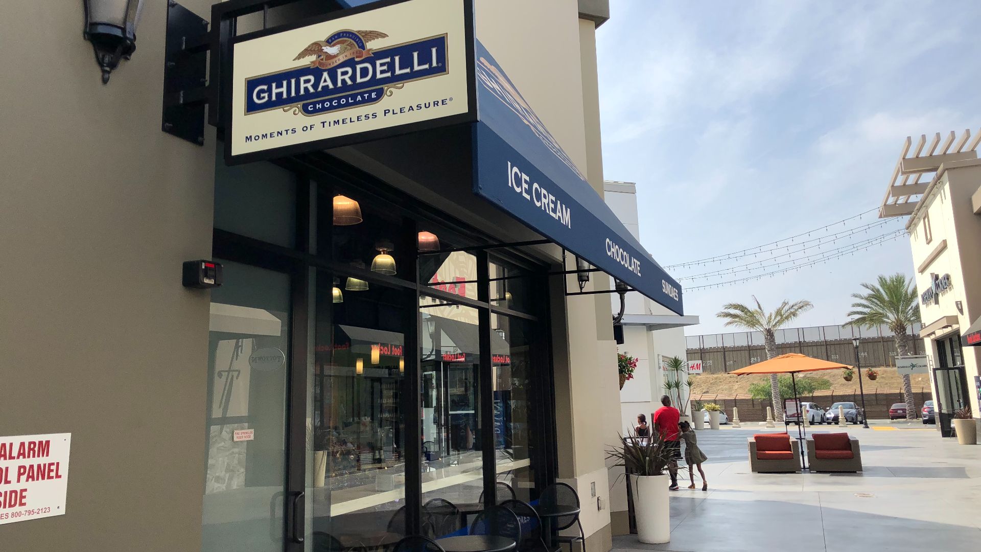 File:Las Americas Premium Outlets at the border.jpg