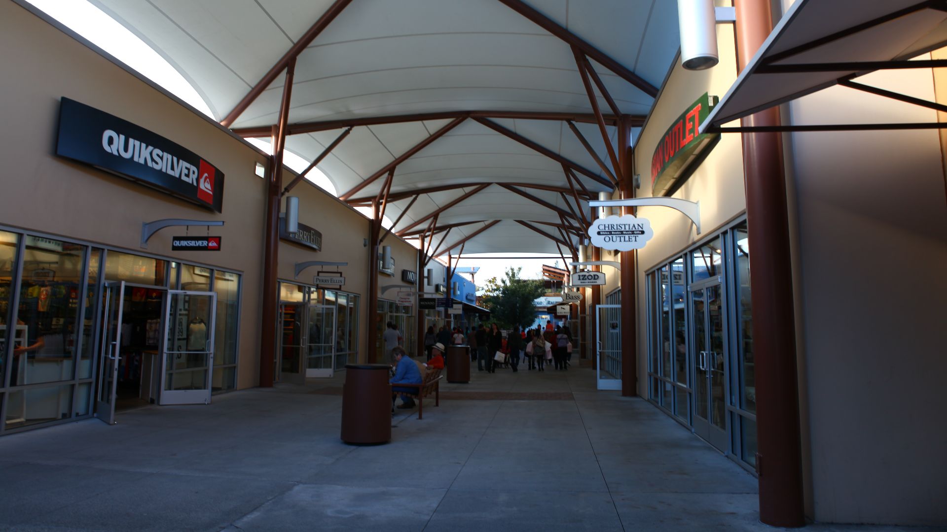 File:Seattle Premium Outlets (10143282184).jpg