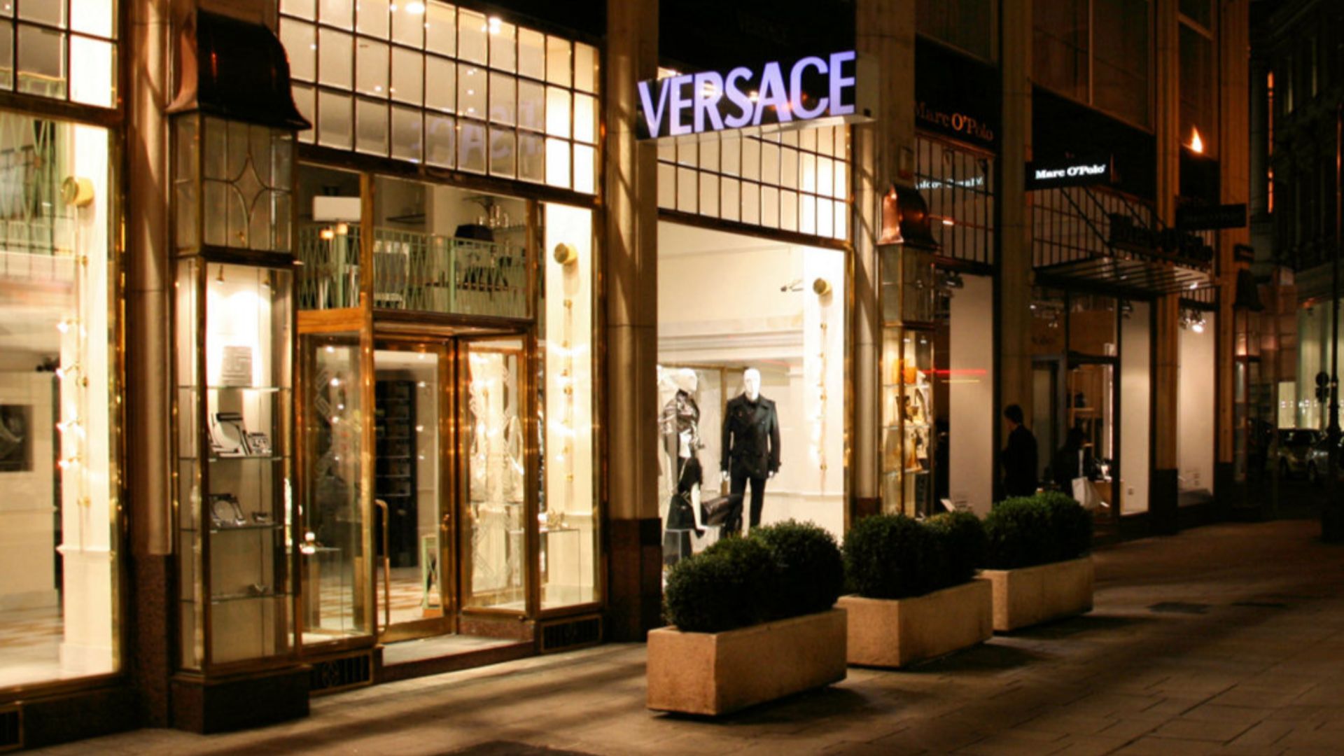 File:Versace store in Vienna.jpg